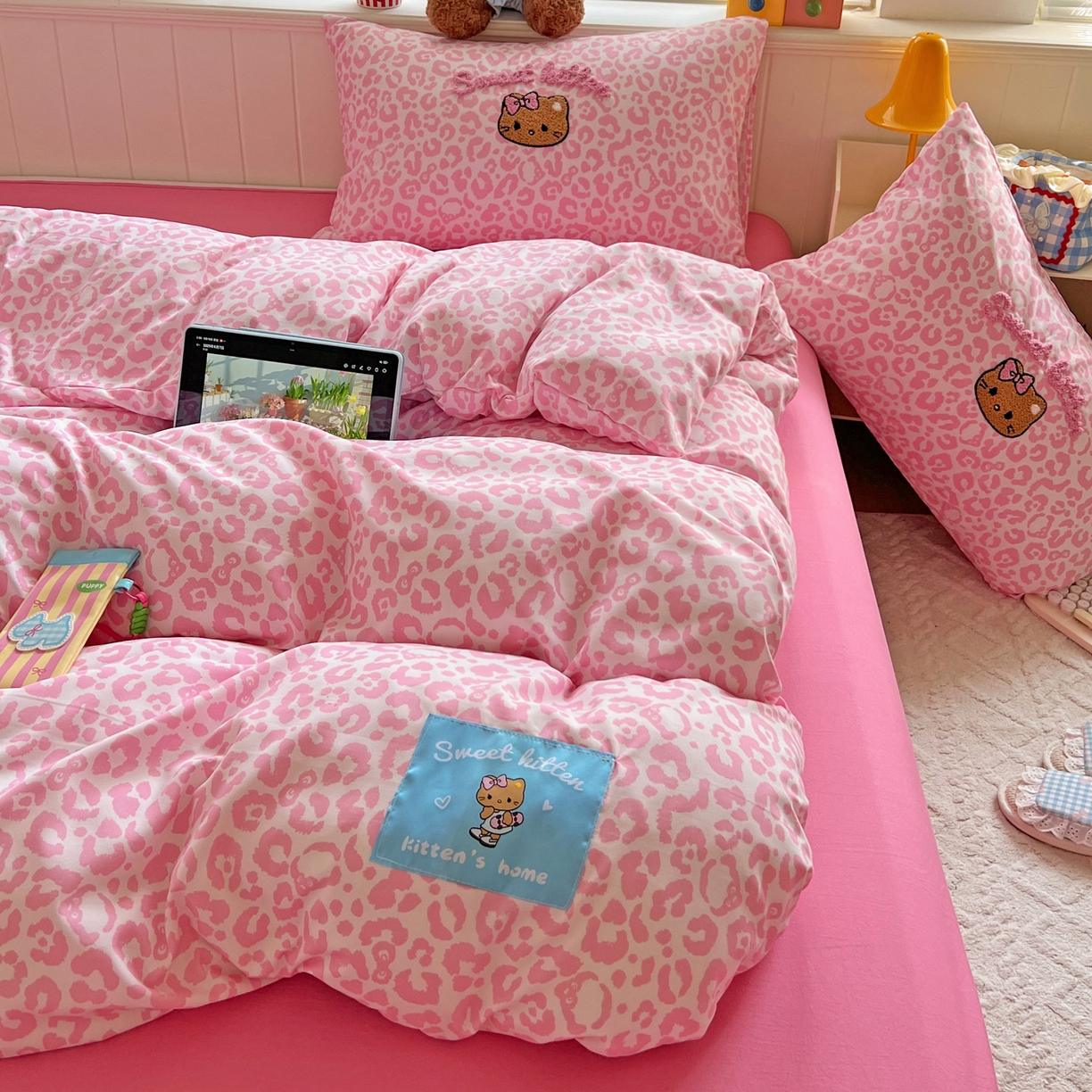 91家纺网 家纺一手货源 找家纺 童颜 2025新款超柔水洗双层纱豹纹贴布绣印花四件套 豹纹猫咪粉+玫红