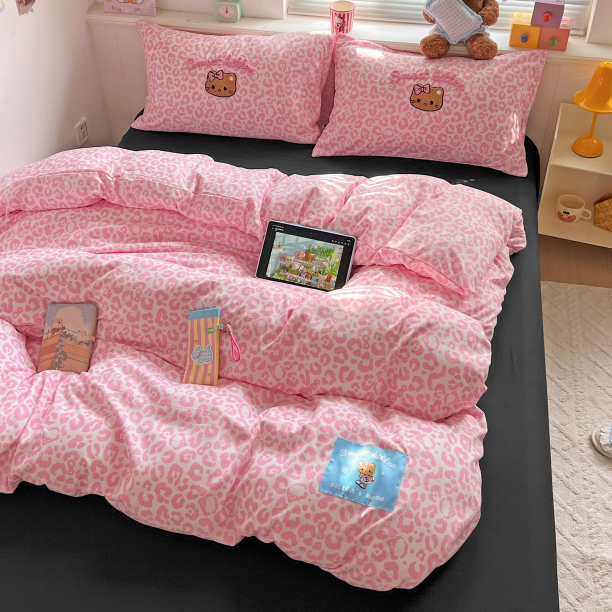 91家纺网 家纺一手货源 找家纺 童颜 2025新款超柔水洗双层纱豹纹贴布绣印花四件套 豹纹猫咪粉+酷黑