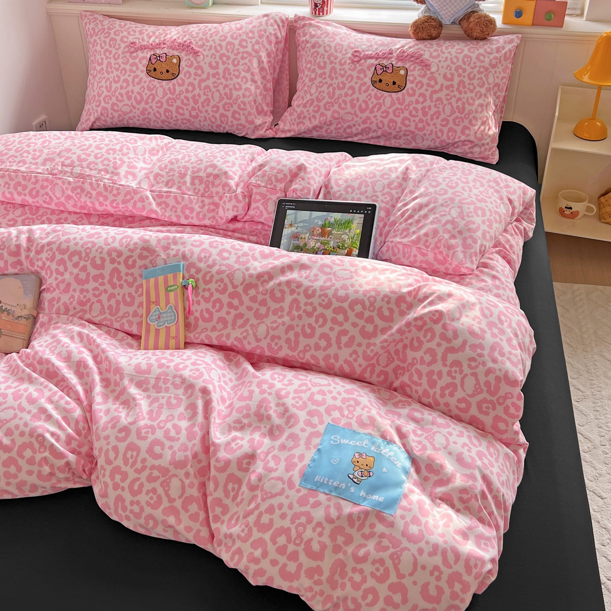 91家纺网 家纺一手货源 找家纺 童颜 2025新款超柔水洗双层纱豹纹贴布绣印花四件套 豹纹猫咪粉+酷黑