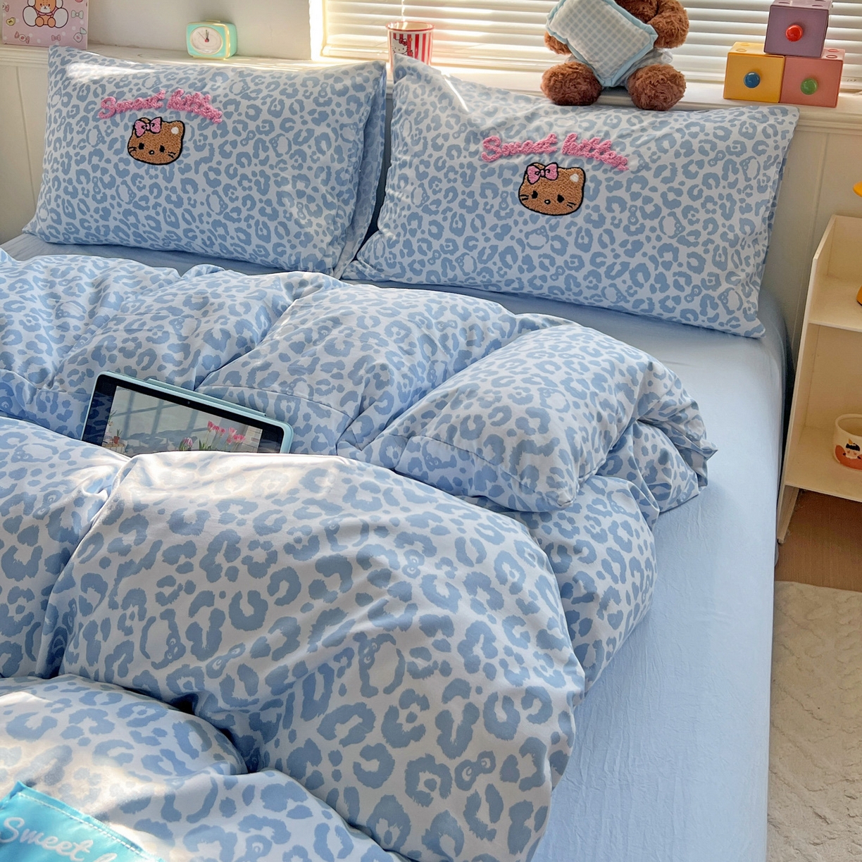 91家纺网 家纺一手货源 找家纺 童颜 2025新款超柔水洗双层纱豹纹贴布绣印花四件套 豹纹猫咪浅蓝