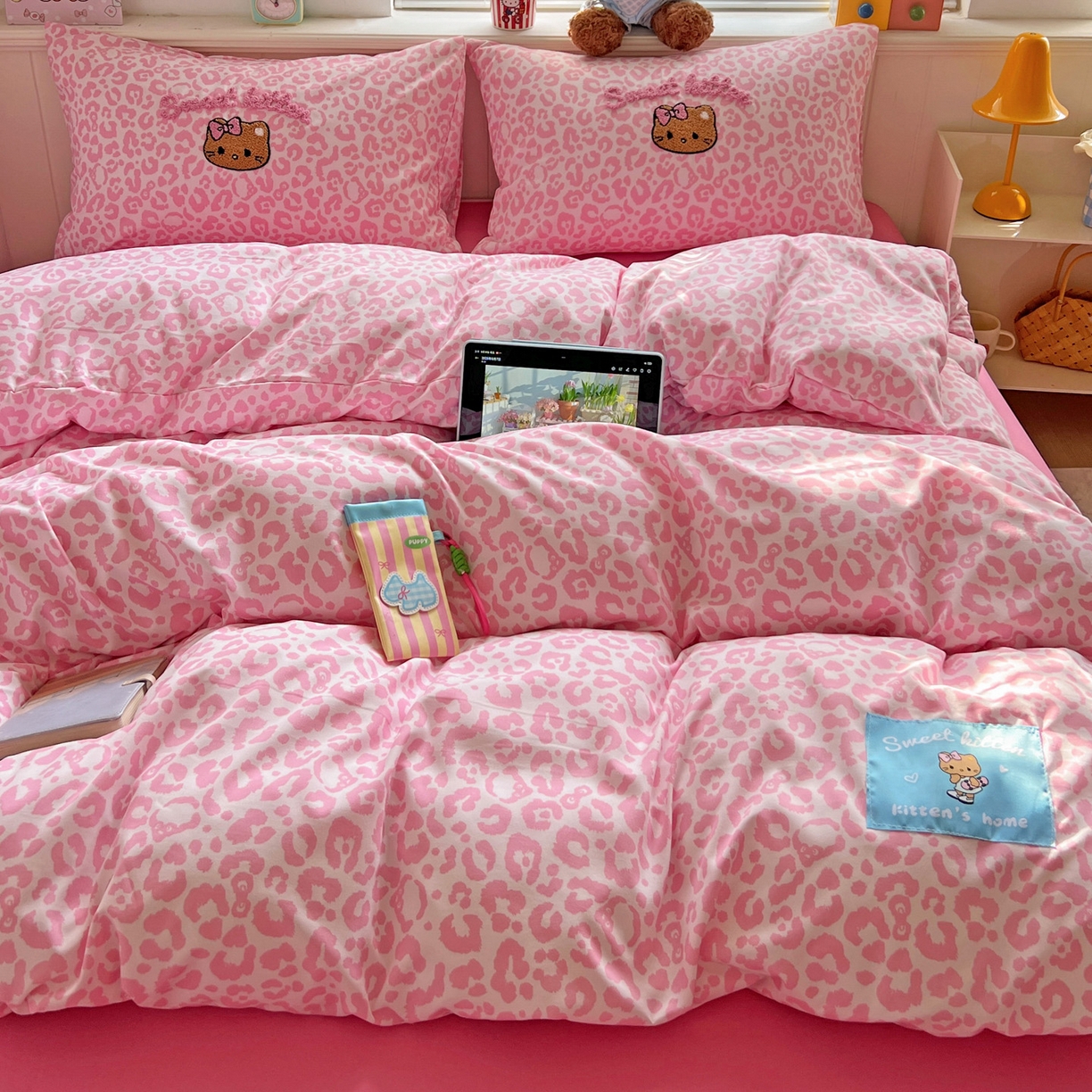 91家纺网 家纺一手货源 找家纺 童颜 2025新款超柔水洗双层纱豹纹贴布绣印花四件套 豹纹猫咪粉+玫红