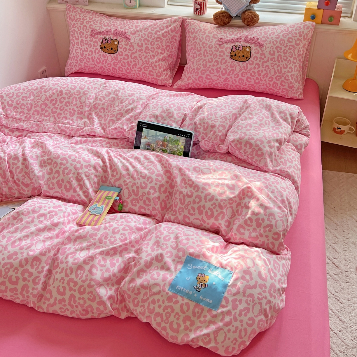 91家纺网 家纺一手货源 找家纺 童颜 2025新款超柔水洗双层纱豹纹贴布绣印花四件套 豹纹猫咪粉+玫红