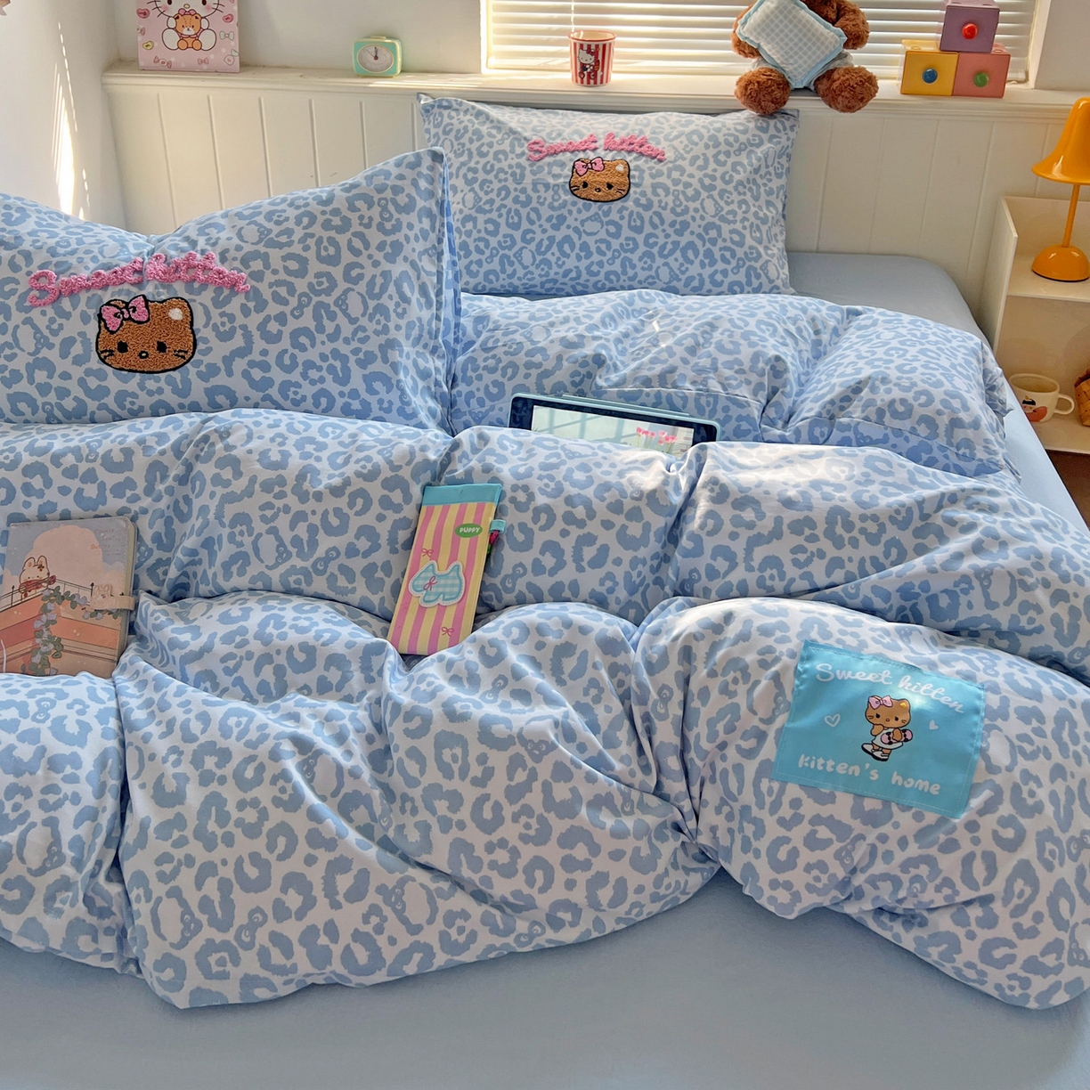 91家纺网 家纺一手货源 找家纺 童颜 2025新款超柔水洗双层纱豹纹贴布绣印花四件套 豹纹猫咪浅蓝