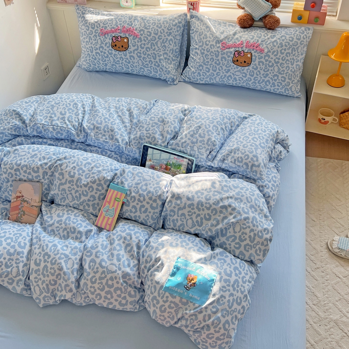 91家纺网 家纺一手货源 找家纺 童颜 2025新款超柔水洗双层纱豹纹贴布绣印花四件套 豹纹猫咪浅蓝