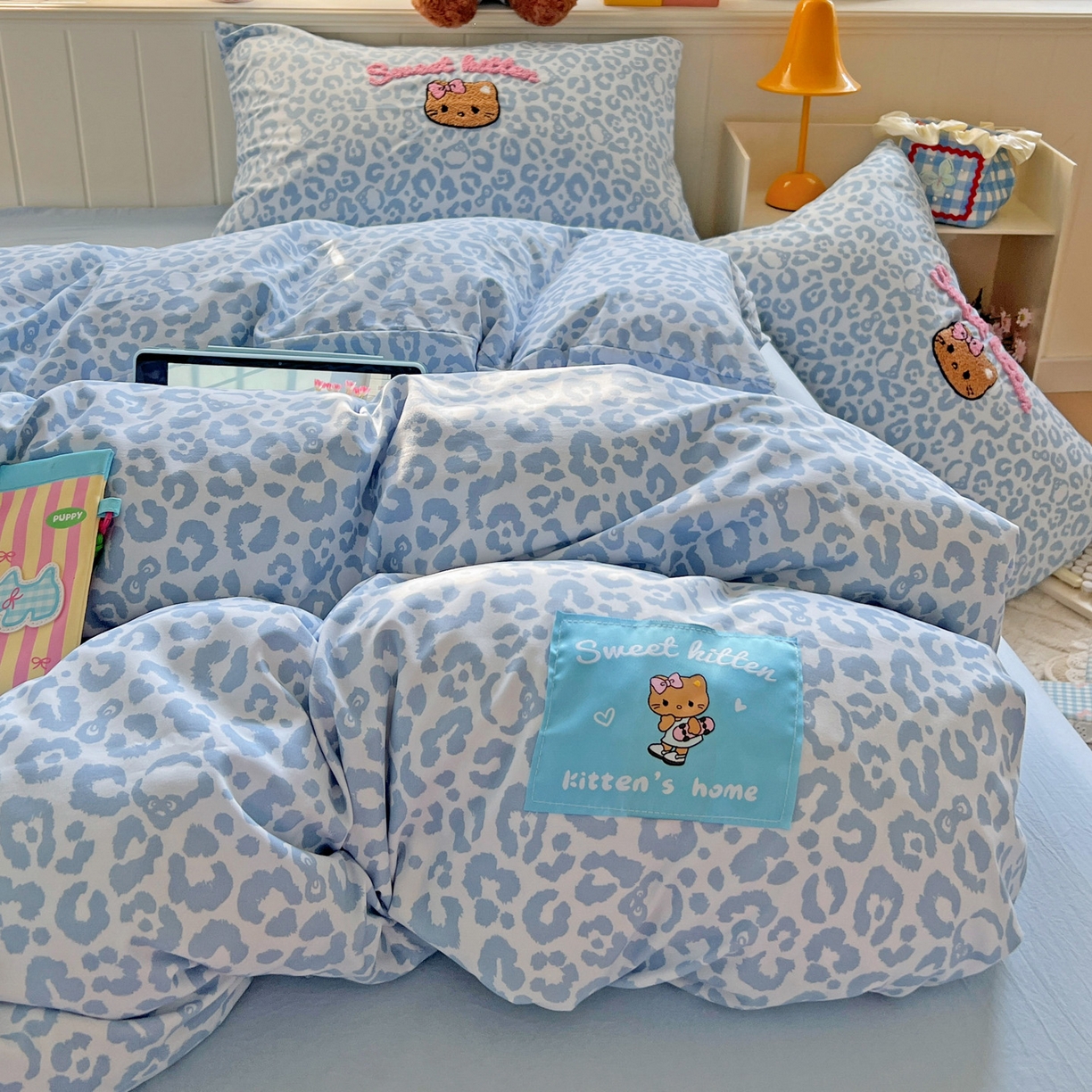 91家纺网 家纺一手货源 找家纺 童颜 2025新款超柔水洗双层纱豹纹贴布绣印花四件套 豹纹猫咪浅蓝