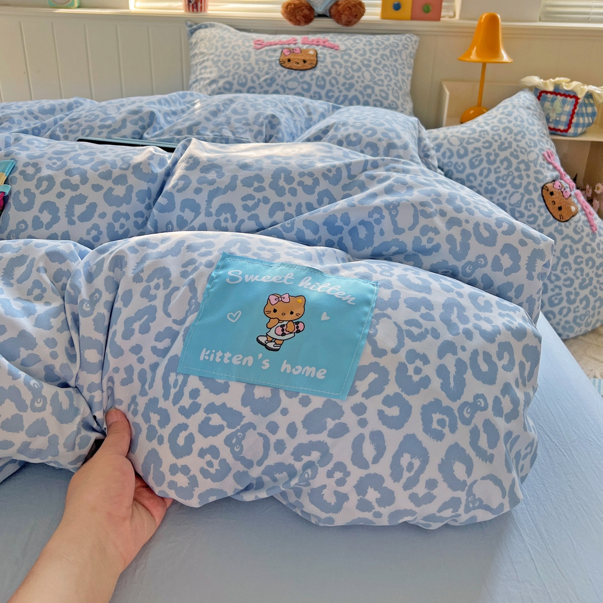 91家纺网 家纺一手货源 找家纺 童颜 2025新款超柔水洗双层纱豹纹贴布绣印花四件套 豹纹猫咪浅蓝