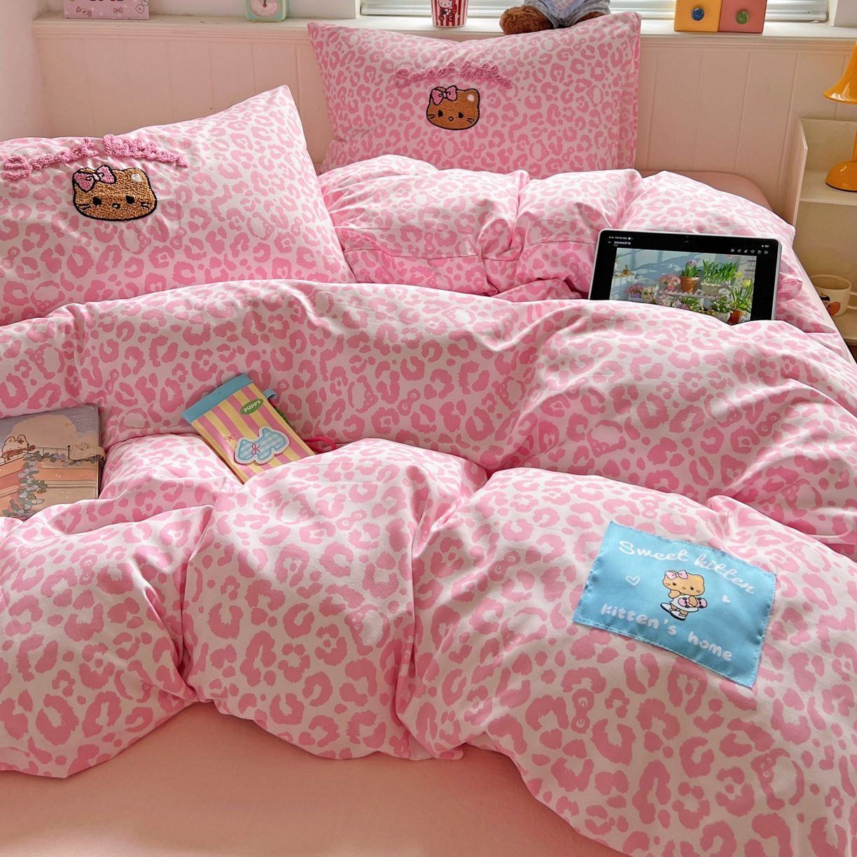 91家纺网 家纺一手货源 找家纺 童颜 2025新款超柔水洗双层纱豹纹贴布绣印花四件套 豹纹猫咪粉