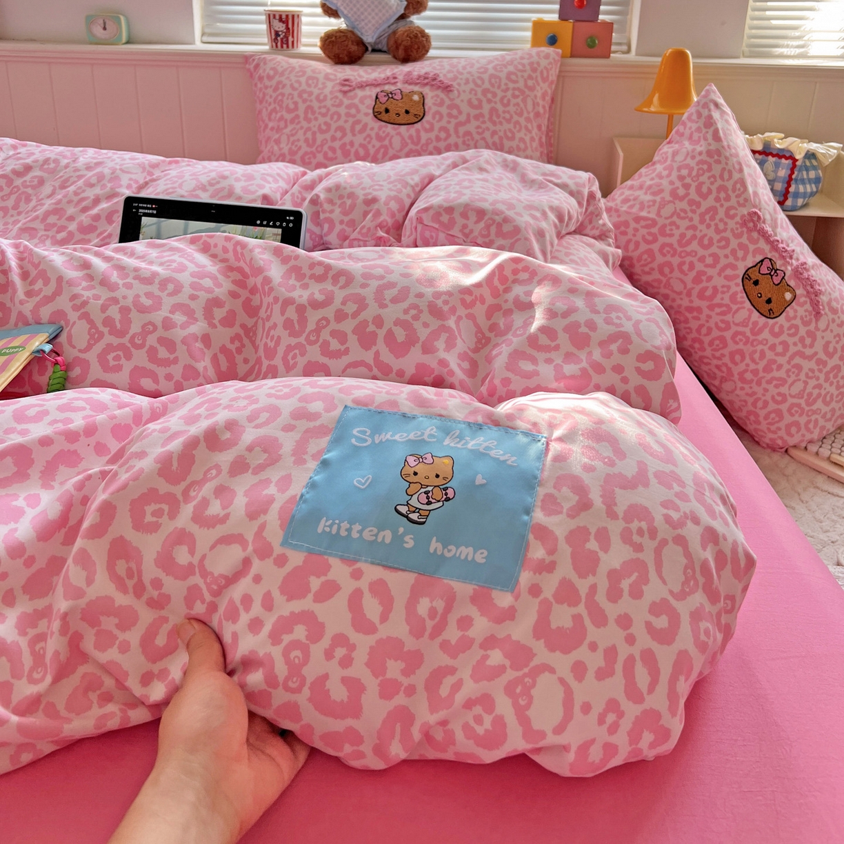 91家纺网 家纺一手货源 找家纺 童颜 2025新款超柔水洗双层纱豹纹贴布绣印花四件套 豹纹猫咪粉+玫红