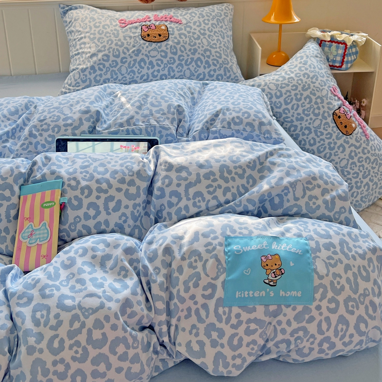 91家纺网 家纺一手货源 找家纺 童颜 2025新款超柔水洗双层纱豹纹贴布绣印花四件套 豹纹猫咪浅蓝