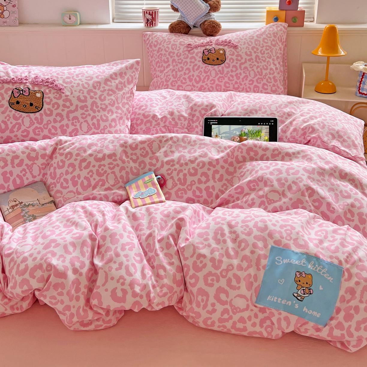 91家纺网 家纺一手货源 找家纺 童颜 2025新款超柔水洗双层纱豹纹贴布绣印花四件套 豹纹猫咪粉