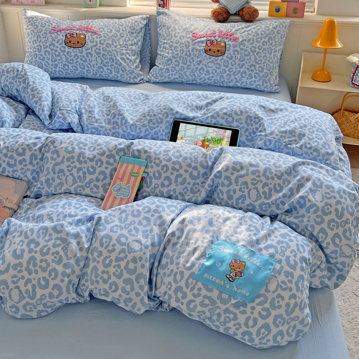 91家纺网 家纺一手货源 找家纺 童颜 2025新款超柔水洗双层纱豹纹贴布绣印花四件套 豹纹猫咪浅蓝