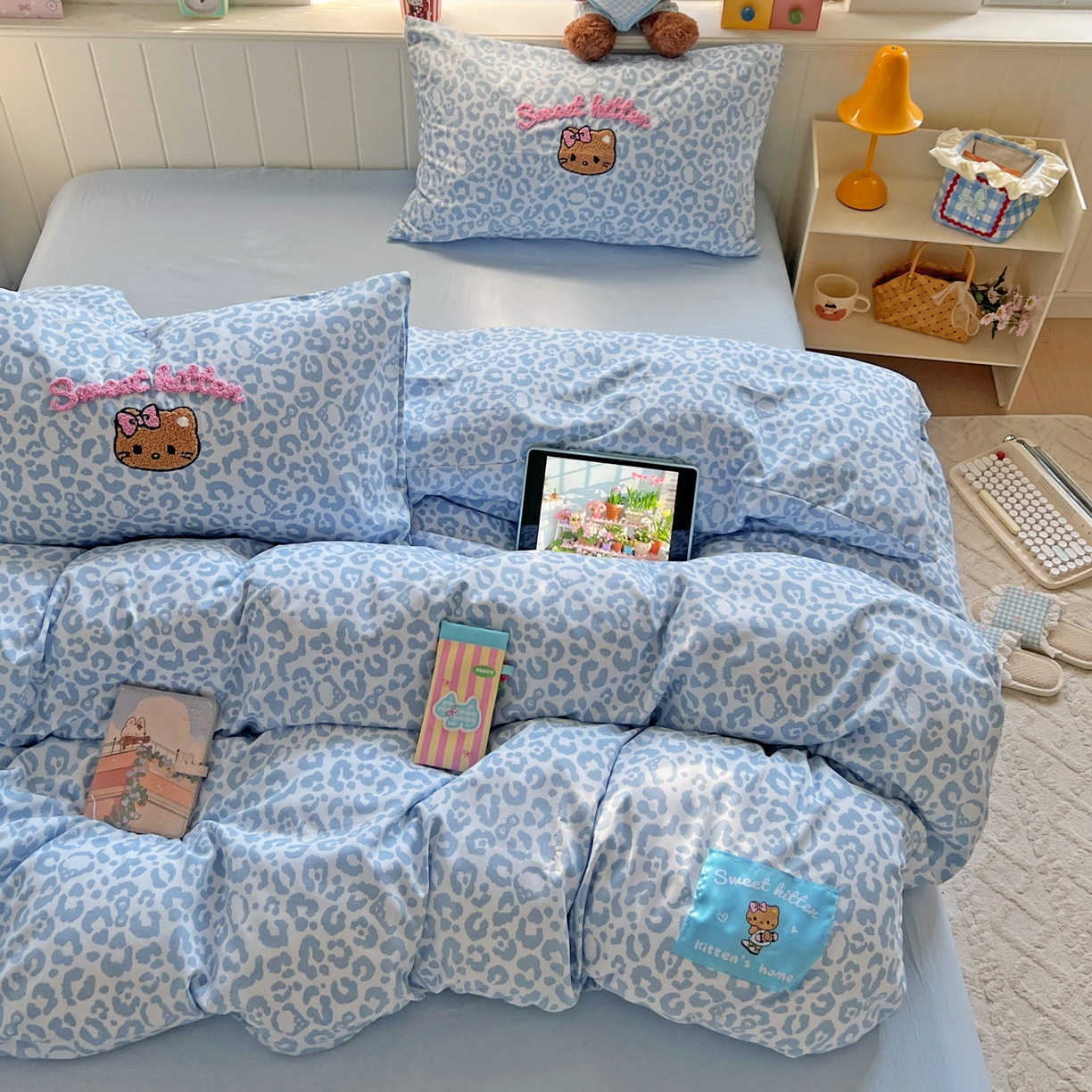 91家纺网 家纺一手货源 找家纺 童颜 2025新款超柔水洗双层纱豹纹贴布绣印花四件套 豹纹猫咪浅蓝