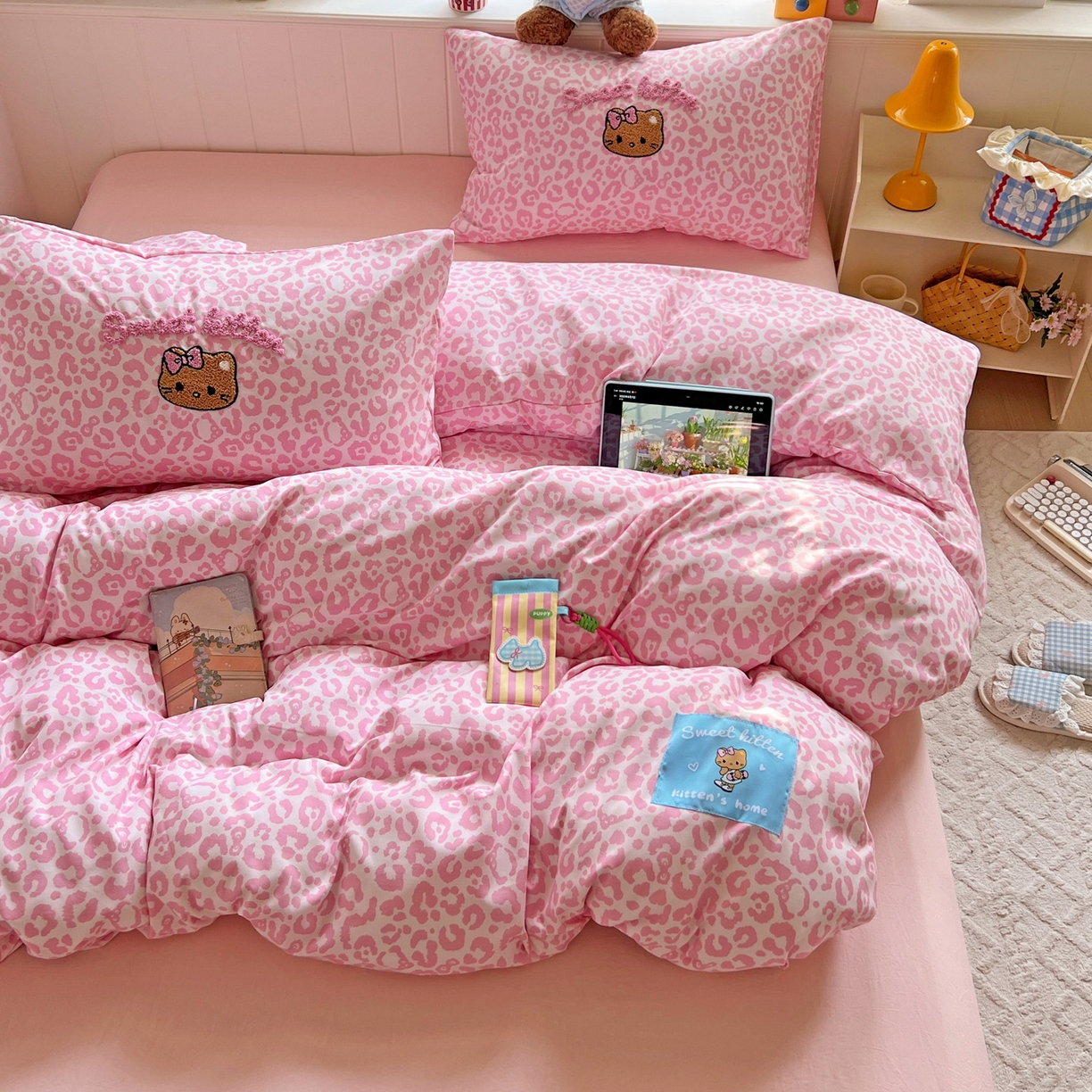 91家纺网 家纺一手货源 找家纺 童颜 2025新款超柔水洗双层纱豹纹贴布绣印花四件套 豹纹猫咪粉