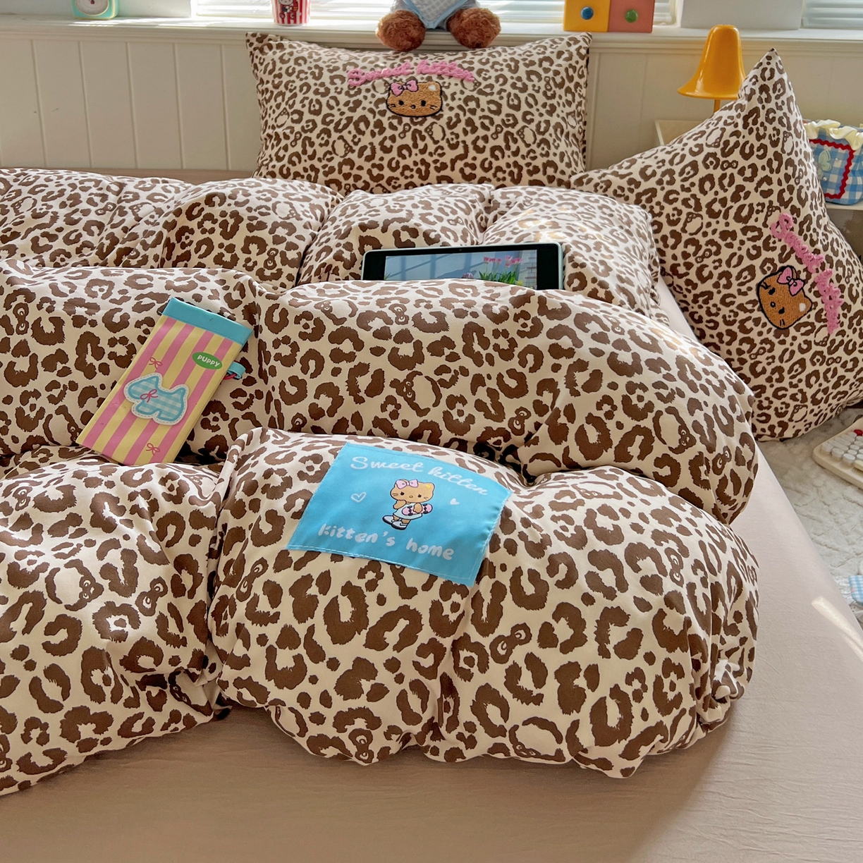 91家纺网 家纺一手货源 找家纺 童颜 2025新款超柔水洗双层纱豹纹贴布绣印花四件套 豹纹猫咪咖