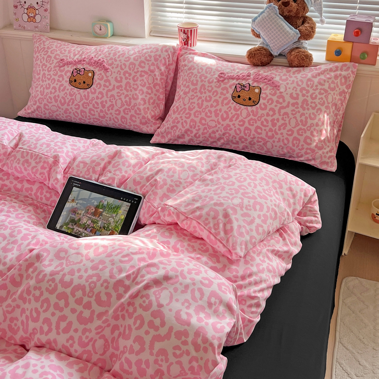 91家纺网 家纺一手货源 找家纺 童颜 2025新款超柔水洗双层纱豹纹贴布绣印花四件套 豹纹猫咪粉+酷黑