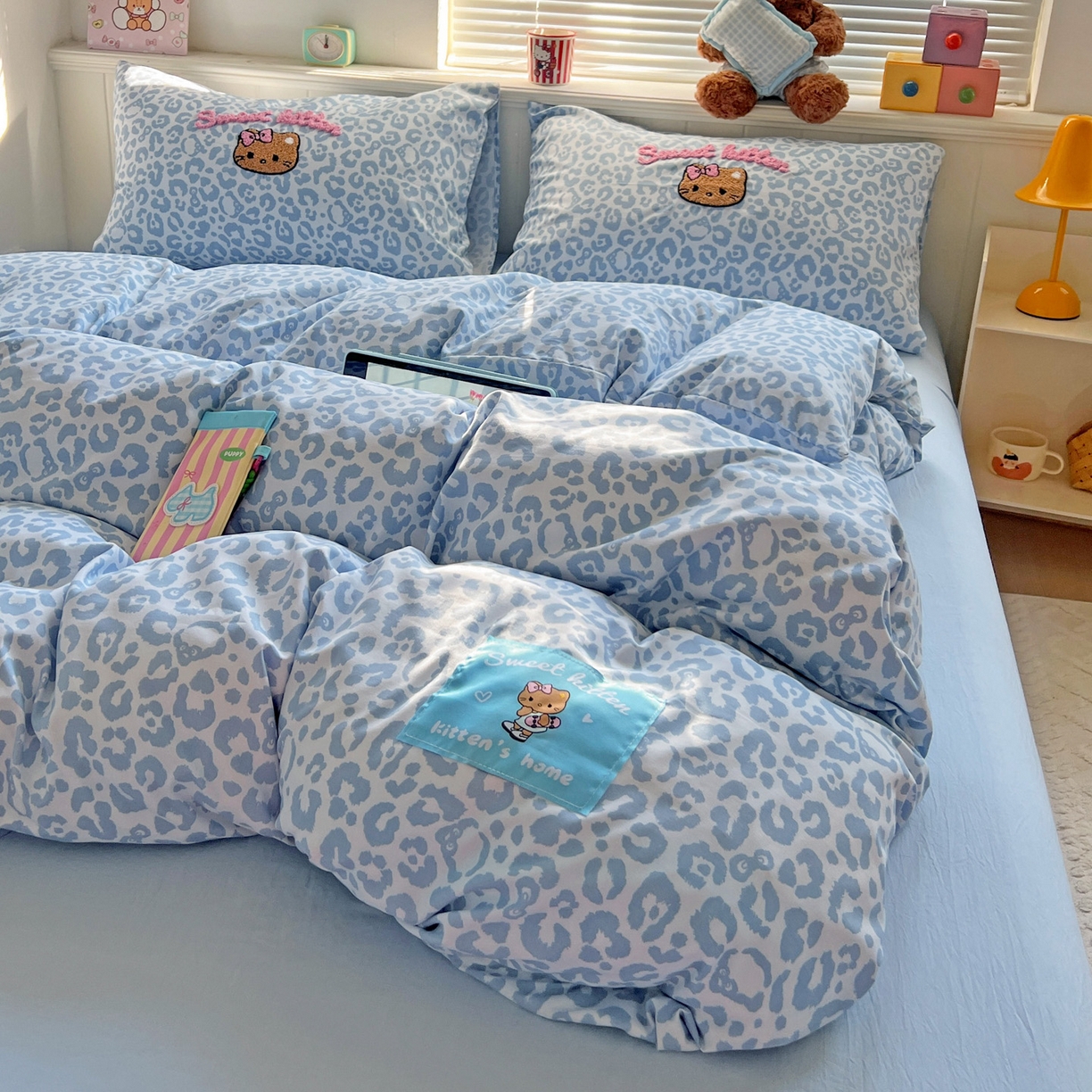 91家纺网 家纺一手货源 找家纺 童颜 2025新款超柔水洗双层纱豹纹贴布绣印花四件套 豹纹猫咪浅蓝