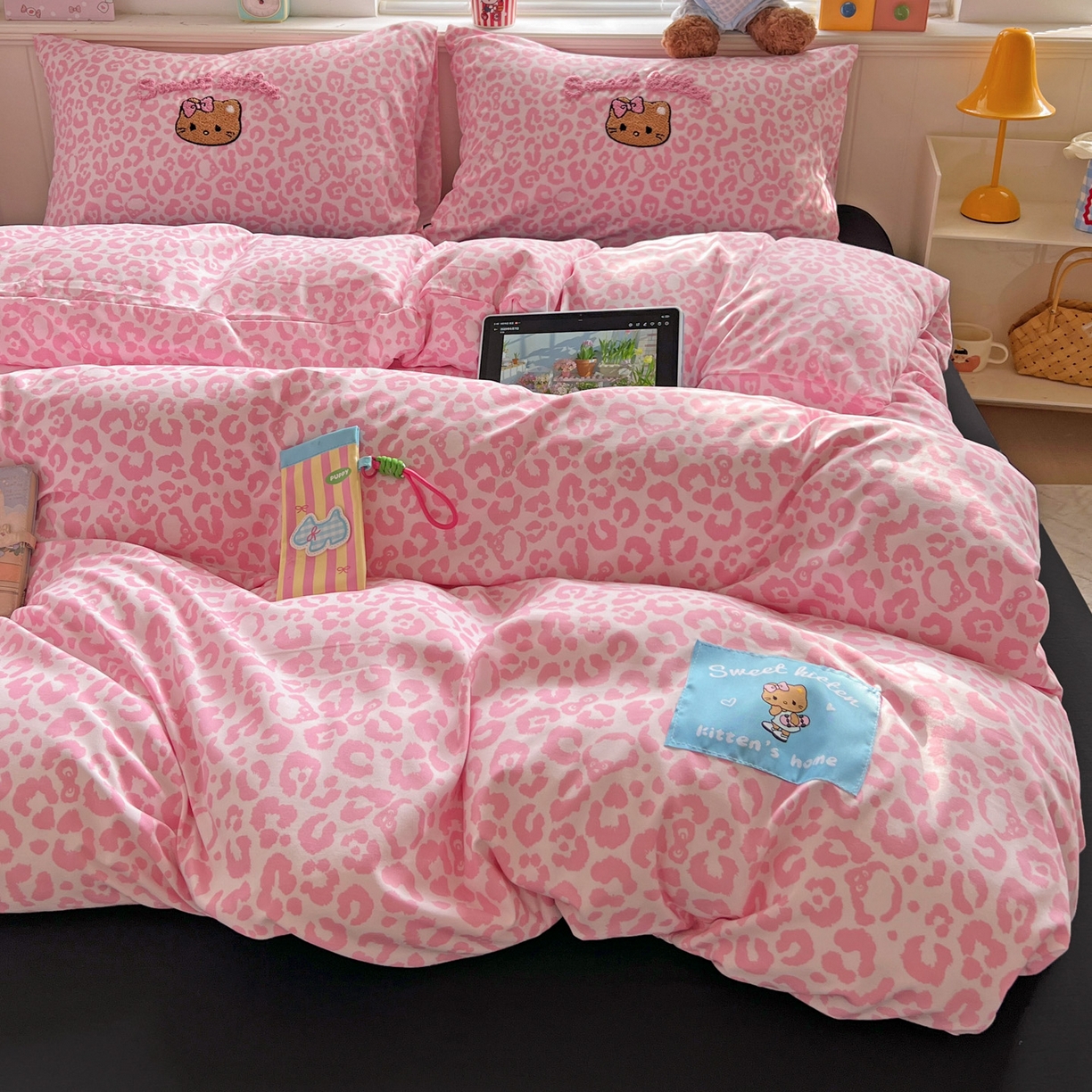 91家纺网 家纺一手货源 找家纺 童颜 2025新款超柔水洗双层纱豹纹贴布绣印花四件套 豹纹猫咪粉+酷黑