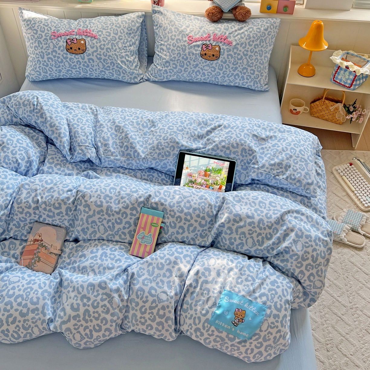 91家纺网 家纺一手货源 找家纺 童颜 2025新款超柔水洗双层纱豹纹贴布绣印花四件套 豹纹猫咪浅蓝