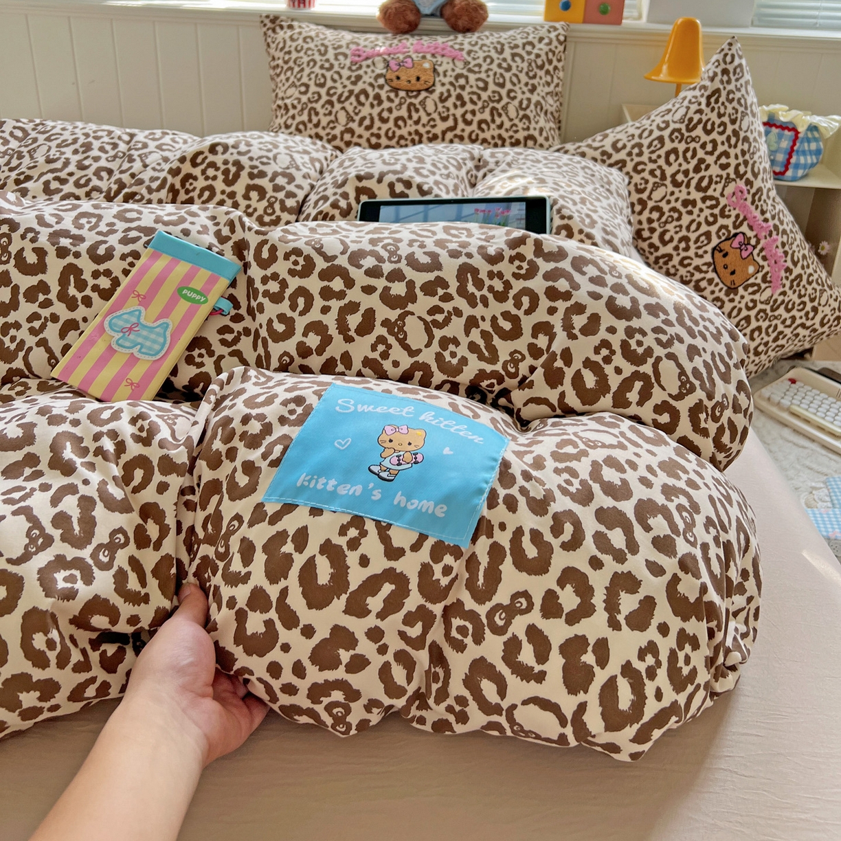 91家纺网 家纺一手货源 找家纺 童颜 2025新款超柔水洗双层纱豹纹贴布绣印花四件套 豹纹猫咪咖