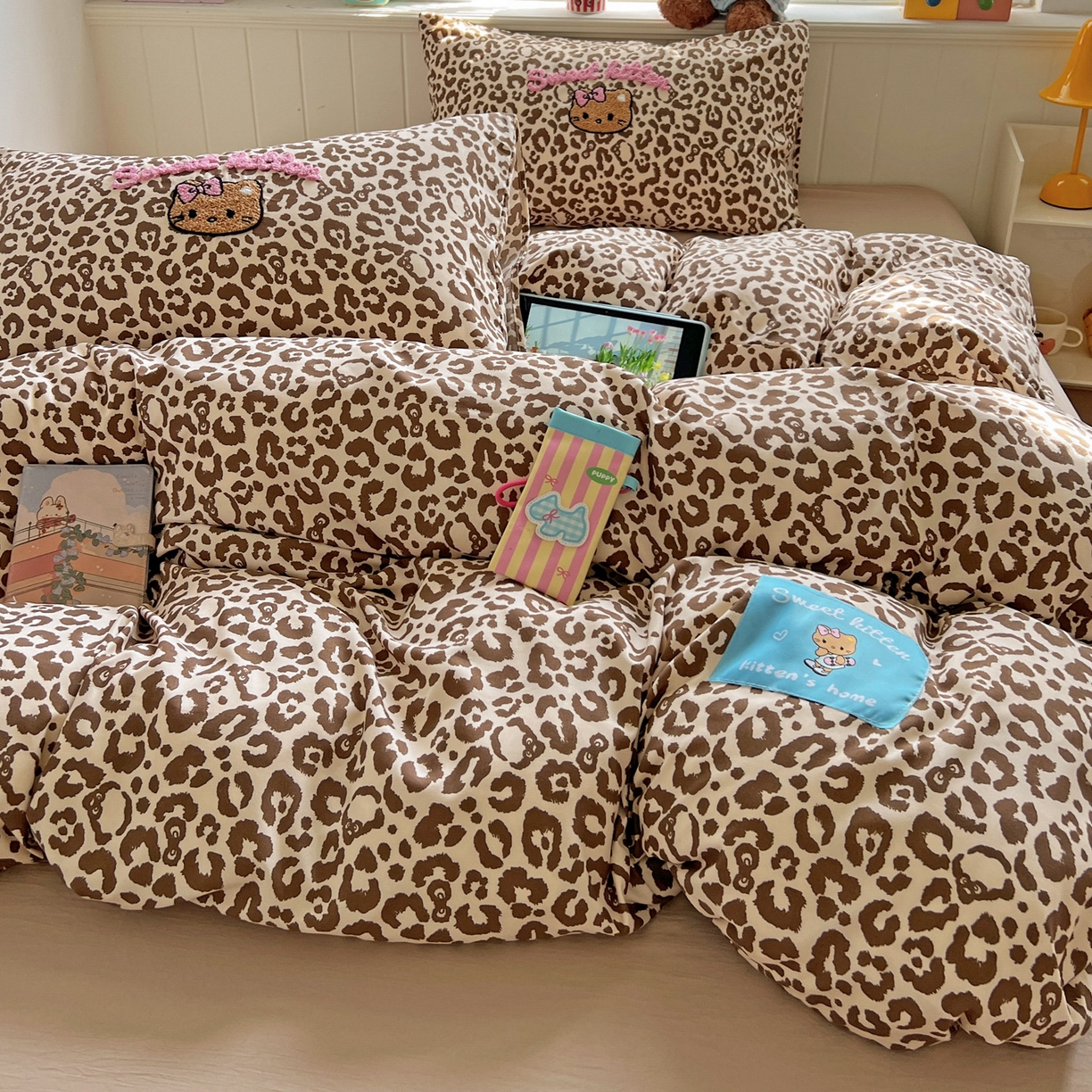 91家纺网 家纺一手货源 找家纺 童颜 2025新款超柔水洗双层纱豹纹贴布绣印花四件套 豹纹猫咪咖