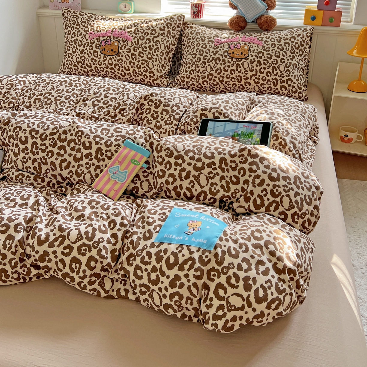 91家纺网 家纺一手货源 找家纺 童颜 2025新款超柔水洗双层纱豹纹贴布绣印花四件套 豹纹猫咪咖