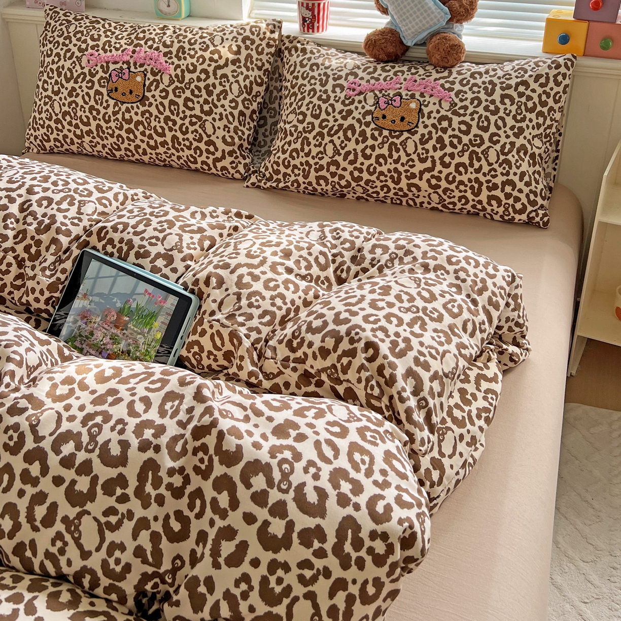 91家纺网 家纺一手货源 找家纺 童颜 2025新款超柔水洗双层纱豹纹贴布绣印花四件套 豹纹猫咪咖