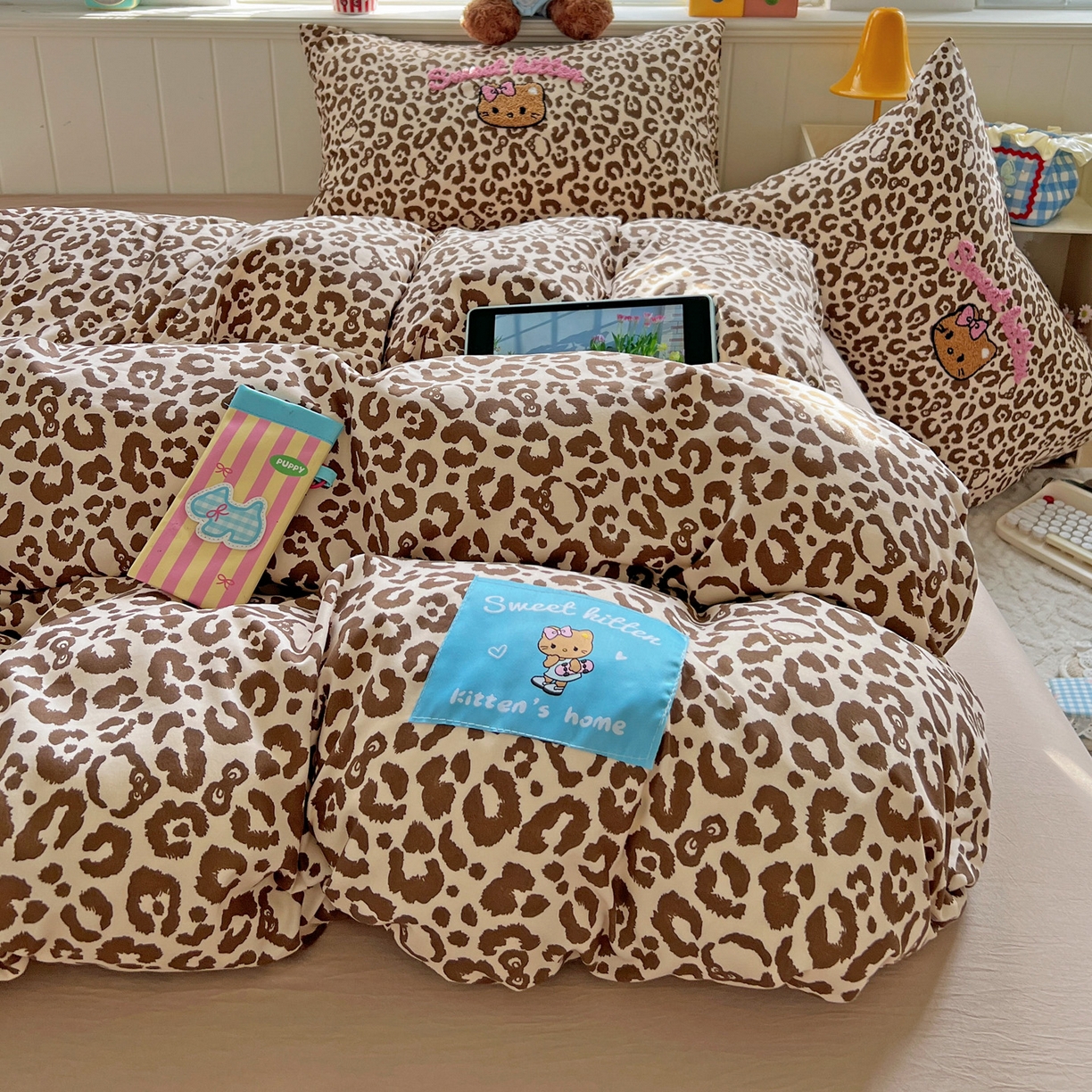 91家纺网 家纺一手货源 找家纺 童颜 2025新款超柔水洗双层纱豹纹贴布绣印花四件套 豹纹猫咪咖