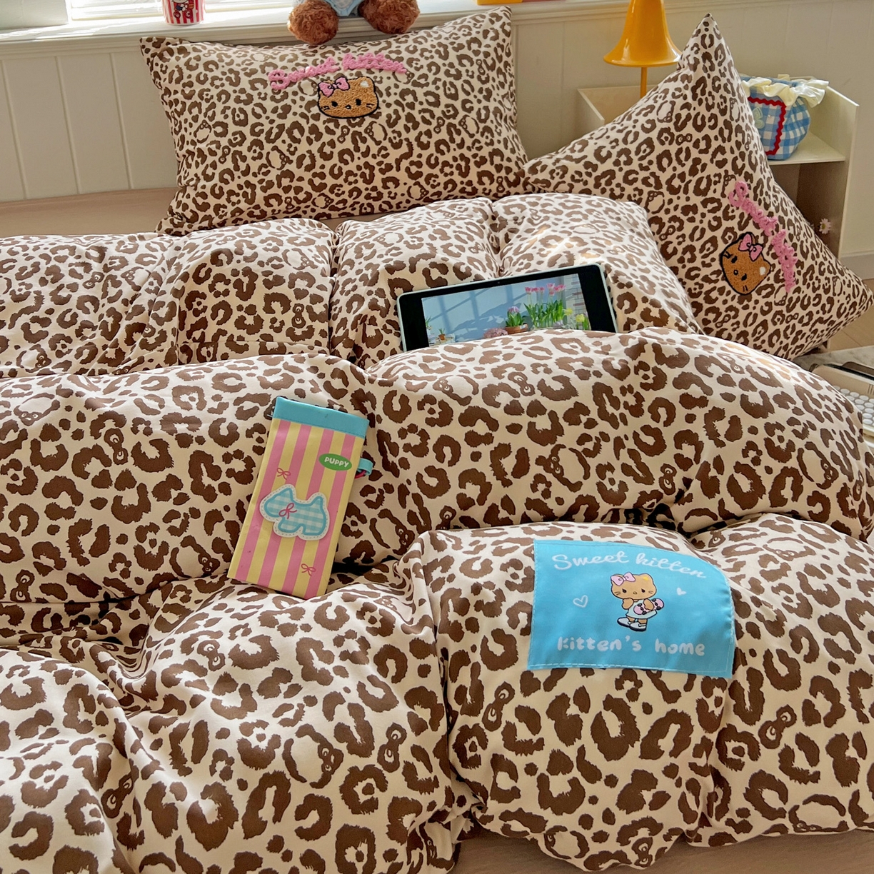 91家纺网 家纺一手货源 找家纺 童颜 2025新款超柔水洗双层纱豹纹贴布绣印花四件套 豹纹猫咪咖