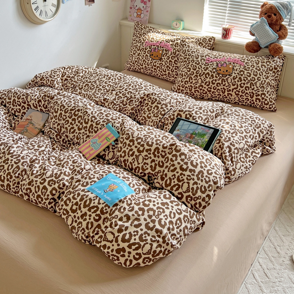 91家纺网 家纺一手货源 找家纺 童颜 2025新款超柔水洗双层纱豹纹贴布绣印花四件套 豹纹猫咪咖