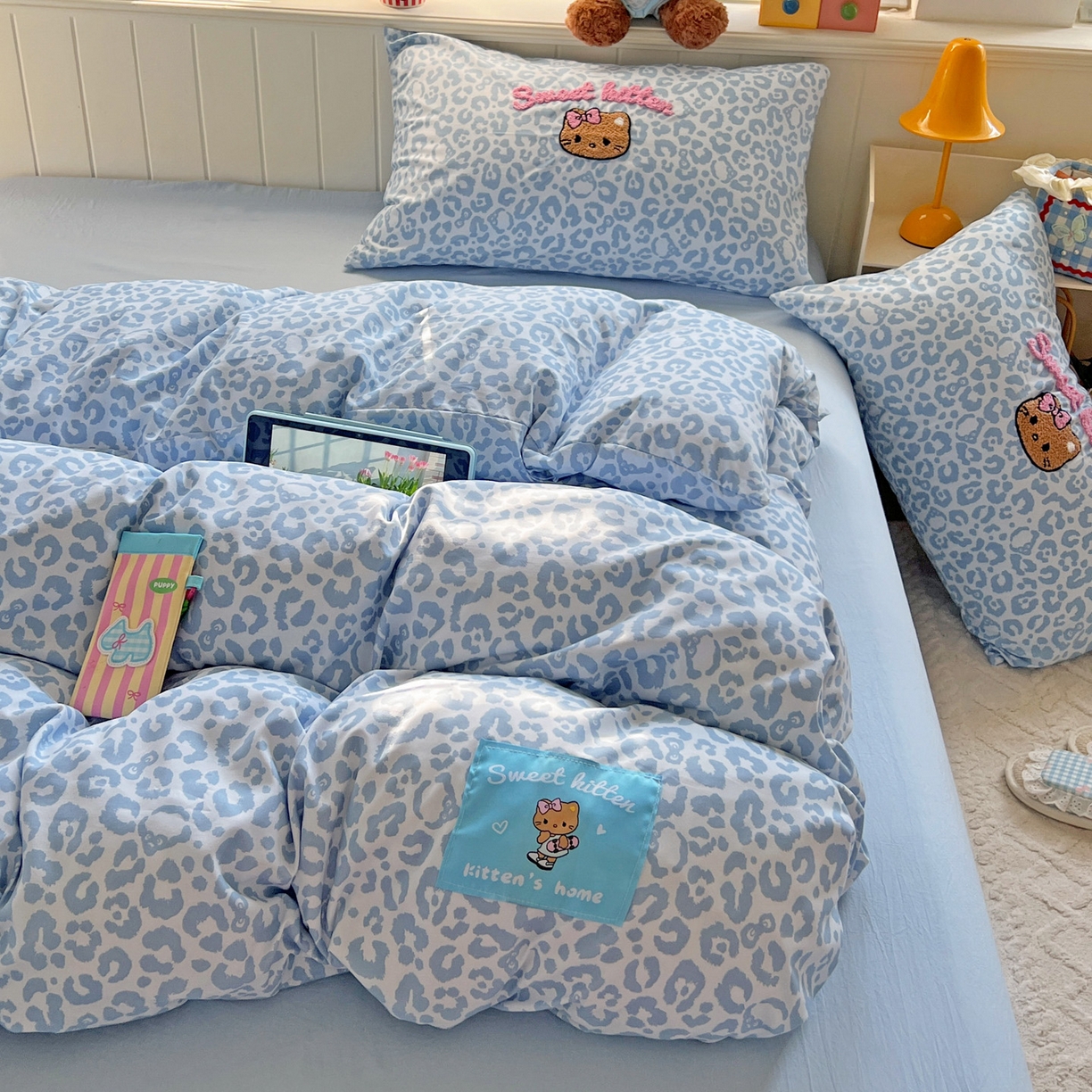 91家纺网 家纺一手货源 找家纺 童颜 2025新款超柔水洗双层纱豹纹贴布绣印花四件套 豹纹猫咪浅蓝