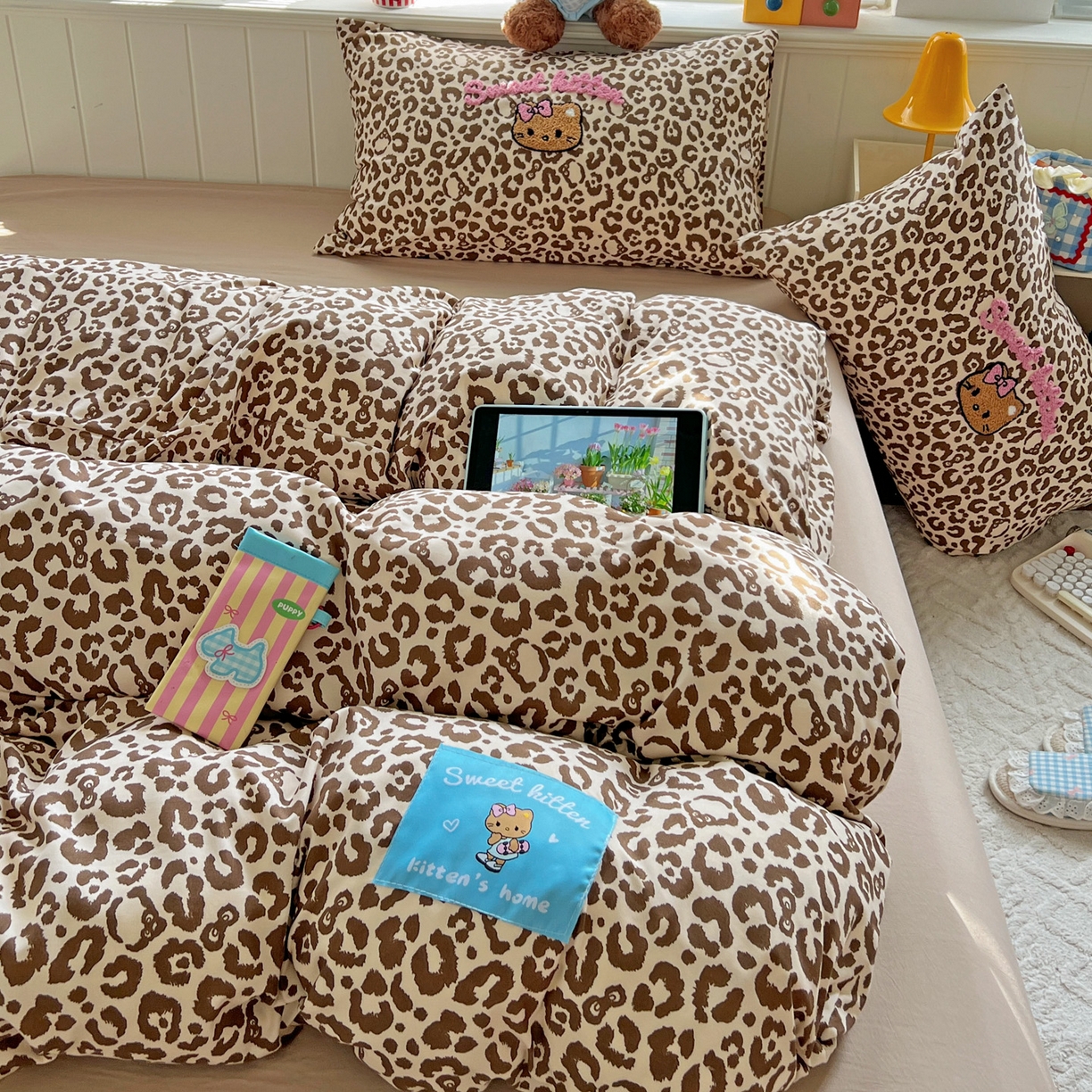 91家纺网 家纺一手货源 找家纺 童颜 2025新款超柔水洗双层纱豹纹贴布绣印花四件套 豹纹猫咪咖