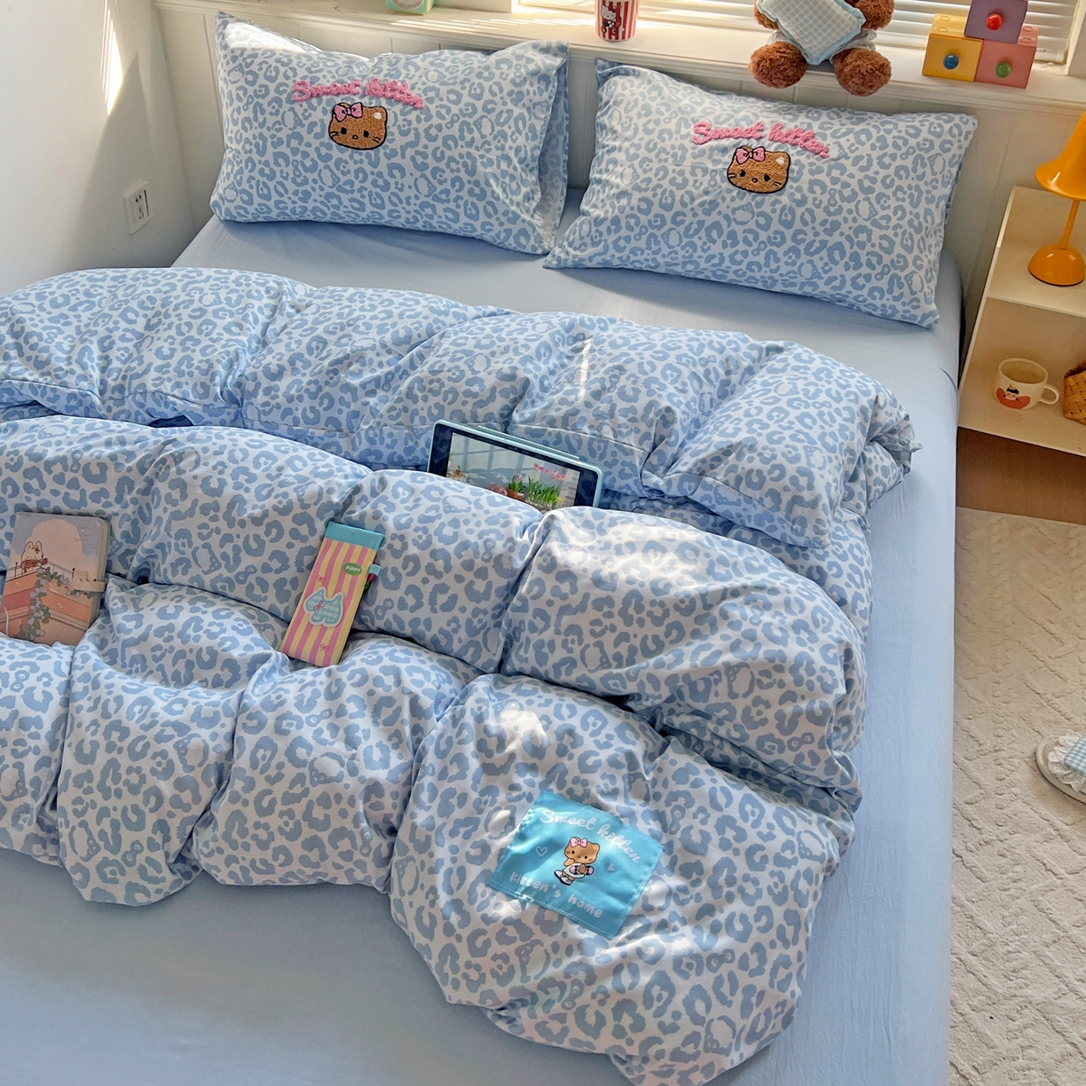 91家纺网 家纺一手货源 找家纺 童颜 2025新款超柔水洗双层纱豹纹贴布绣印花四件套 豹纹猫咪浅蓝