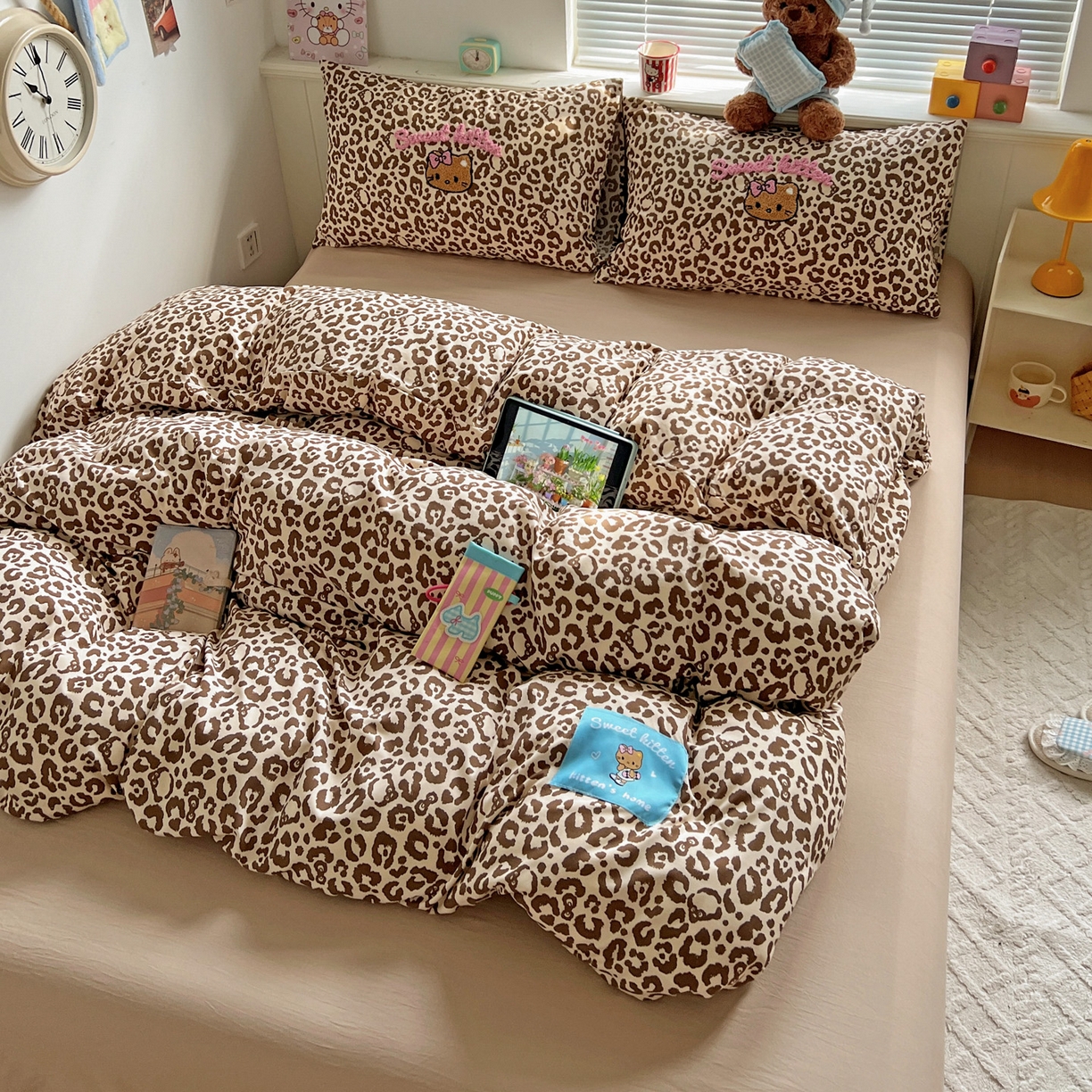 91家纺网 家纺一手货源 找家纺 童颜 2025新款超柔水洗双层纱豹纹贴布绣印花四件套 豹纹猫咪咖