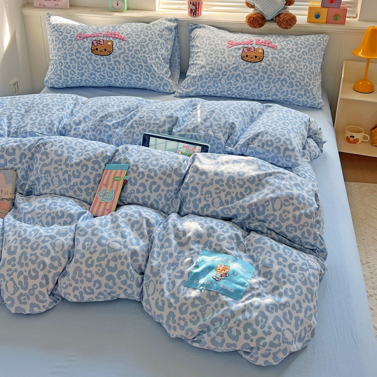 91家纺网 家纺一手货源 找家纺 童颜 2025新款超柔水洗双层纱豹纹贴布绣印花四件套 豹纹猫咪浅蓝