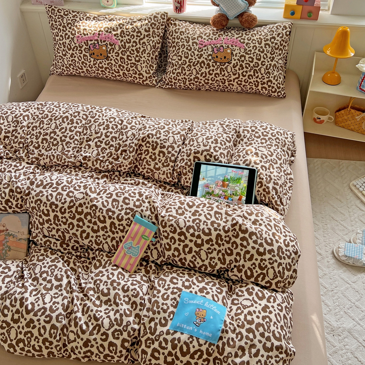 91家纺网 家纺一手货源 找家纺 童颜 2025新款超柔水洗双层纱豹纹贴布绣印花四件套 豹纹猫咪咖