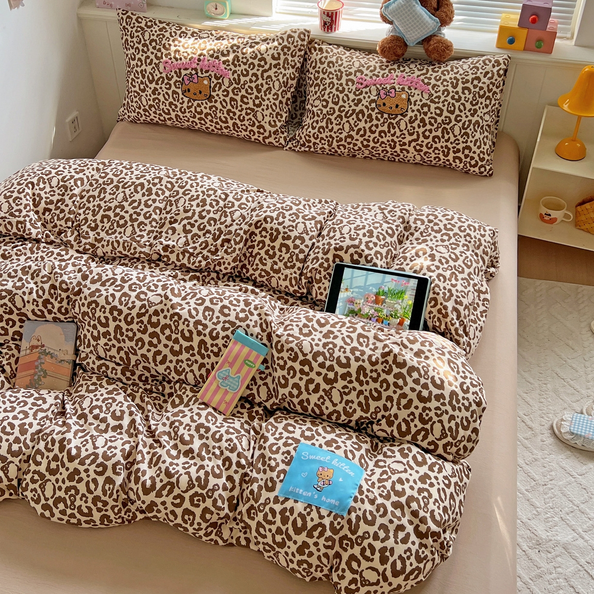 91家纺网 家纺一手货源 找家纺 童颜 2025新款超柔水洗双层纱豹纹贴布绣印花四件套 豹纹猫咪咖