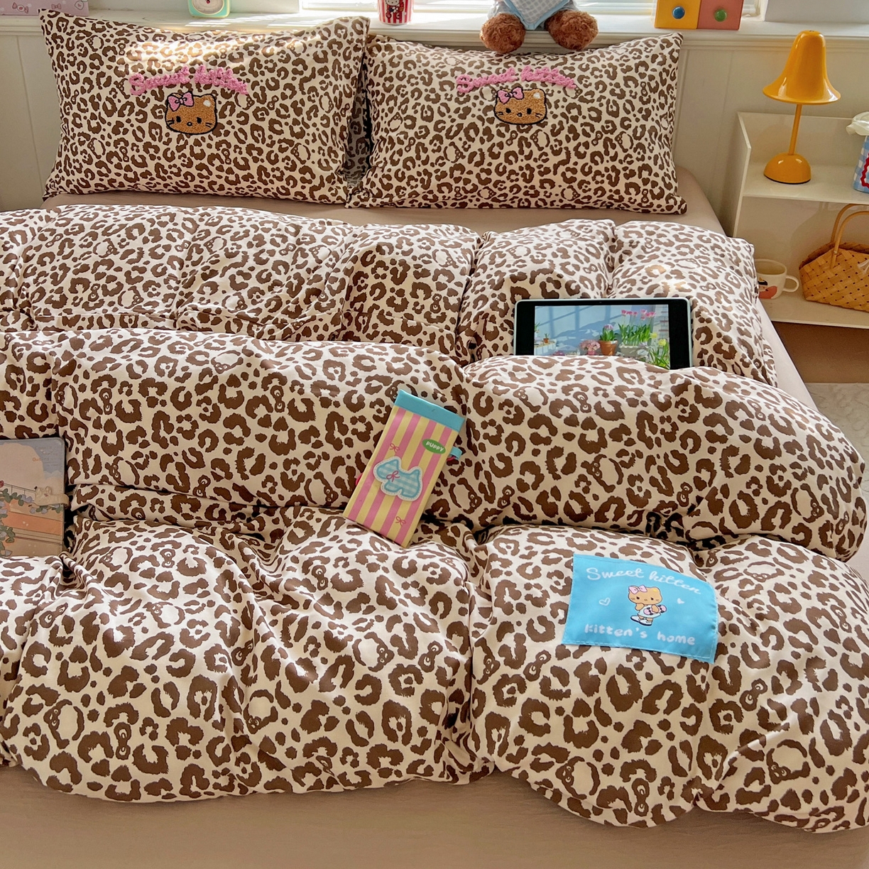 91家纺网 家纺一手货源 找家纺 童颜 2025新款超柔水洗双层纱豹纹贴布绣印花四件套 豹纹猫咪咖