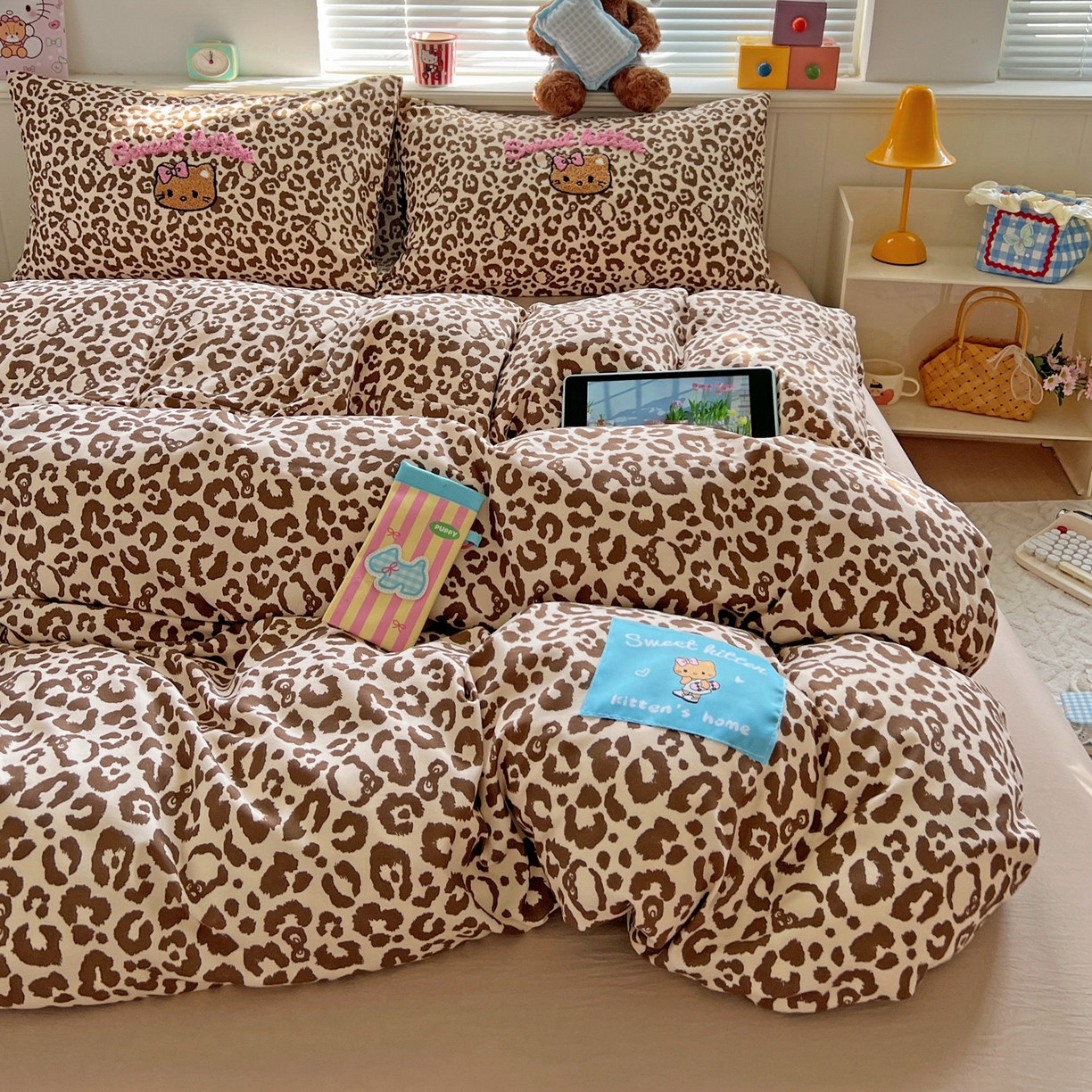 91家纺网 家纺一手货源 找家纺 童颜 2025新款超柔水洗双层纱豹纹贴布绣印花四件套 豹纹猫咪咖