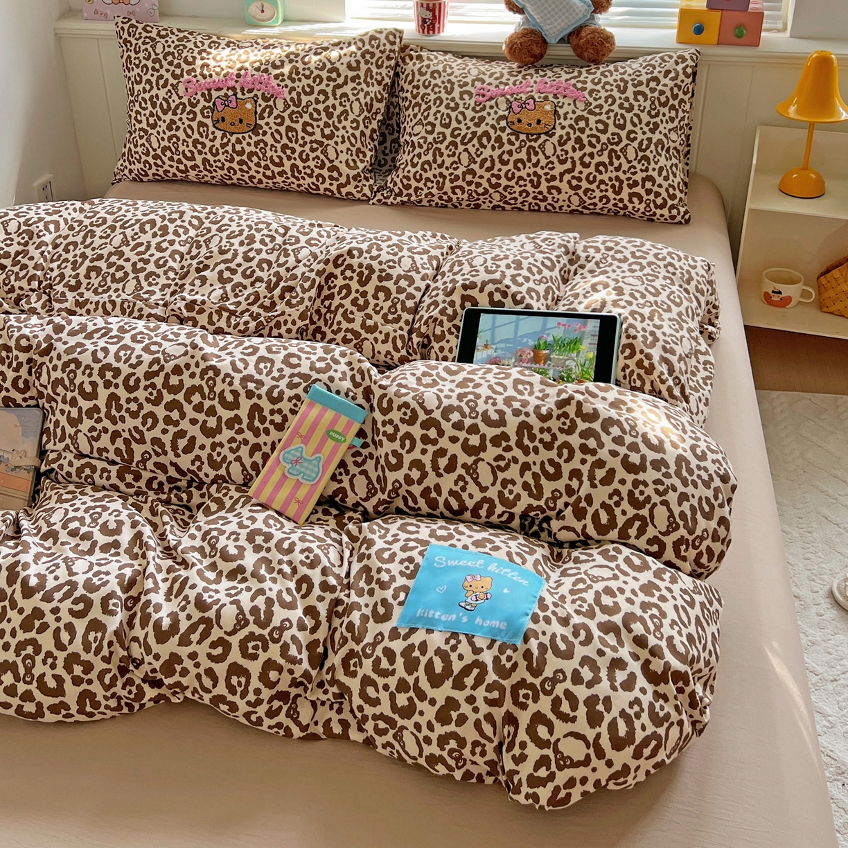 91家纺网 家纺一手货源 找家纺 童颜 2025新款超柔水洗双层纱豹纹贴布绣印花四件套 豹纹猫咪咖