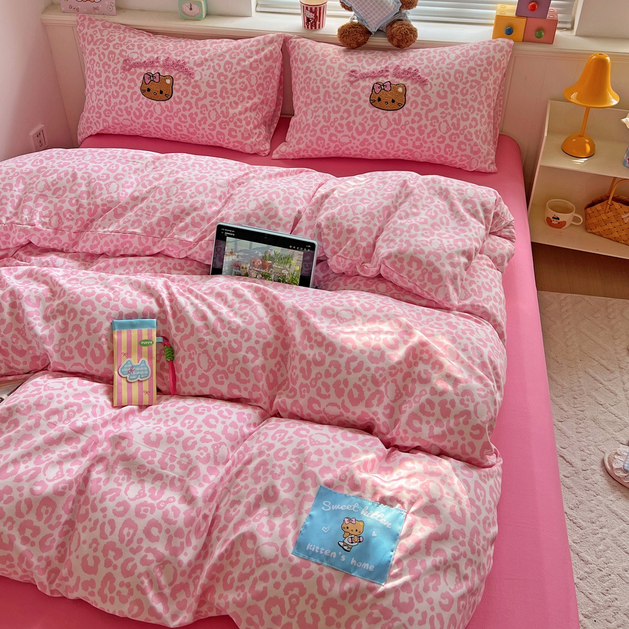 91家纺网 家纺一手货源 找家纺 童颜 2025新款超柔水洗双层纱豹纹贴布绣印花四件套 豹纹猫咪粉+玫红