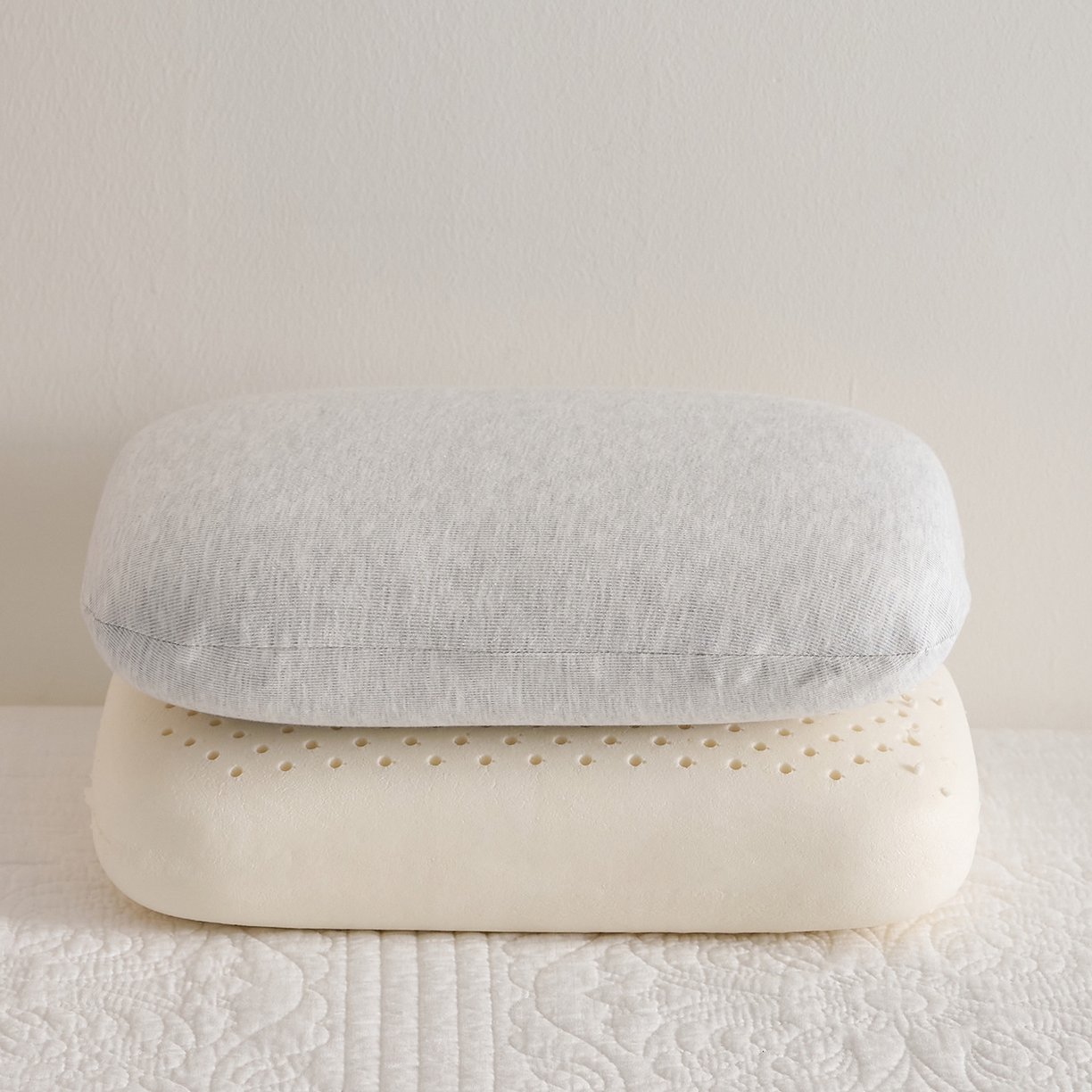 91家纺网 家纺一手货源 找家纺 鼎盛乳胶 2025新款彩棉乳胶小面包枕 彩棉浅灰