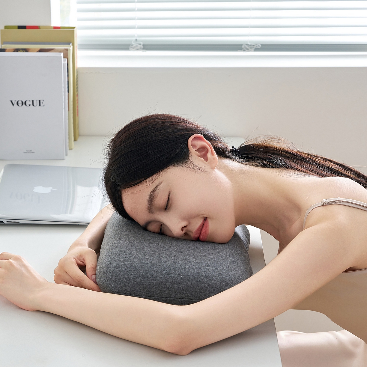 91家纺网 家纺一手货源 找家纺 鼎盛乳胶 2025新款彩棉乳胶小面包枕 彩棉深灰