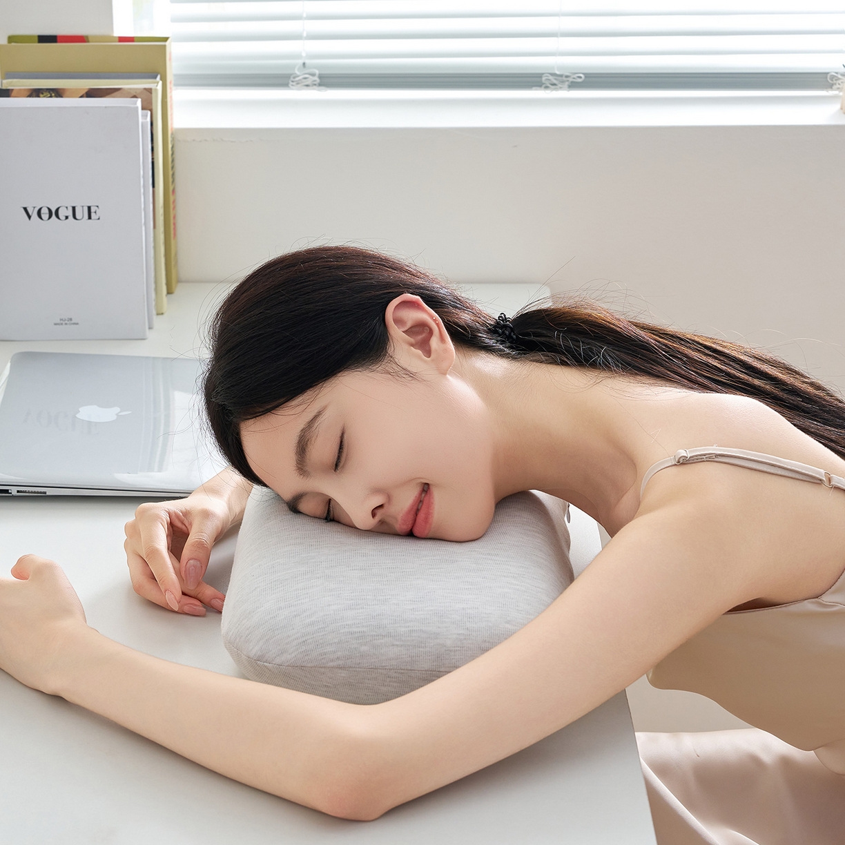 91家纺网 家纺一手货源 找家纺 鼎盛乳胶 2025新款彩棉乳胶小面包枕 彩棉浅灰