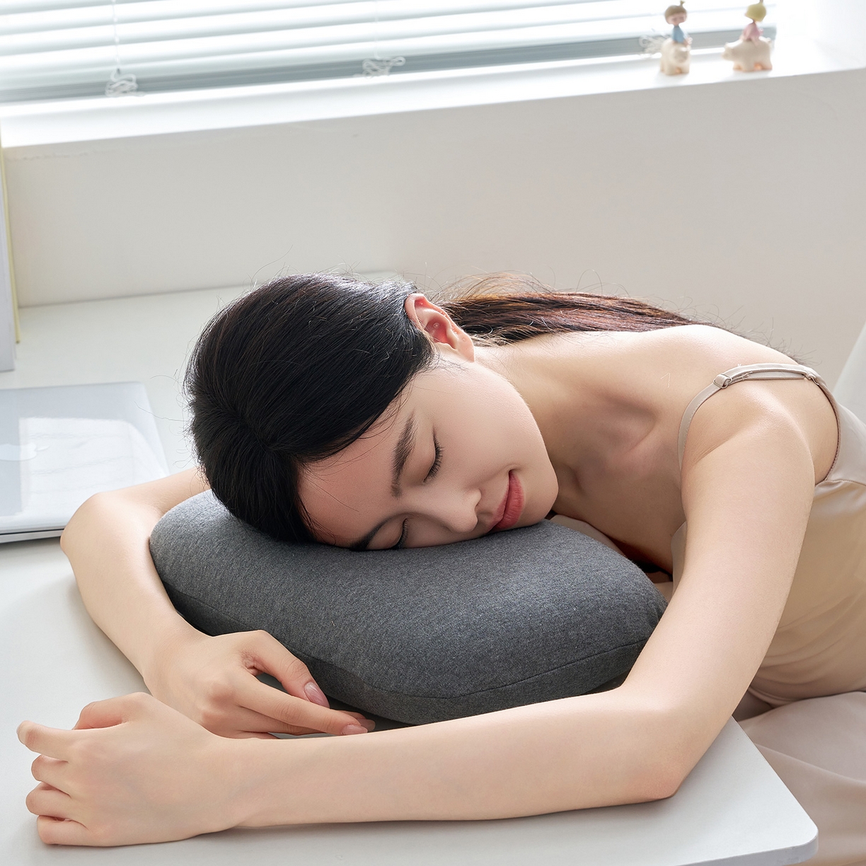 91家纺网 家纺一手货源 找家纺 鼎盛乳胶 2025新款彩棉乳胶小面包枕 彩棉深灰