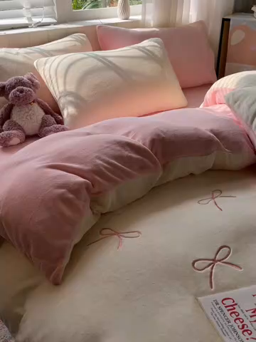 91家纺网 家纺一手货源 找家纺 仔仔熊 2025新款牛奶绒刺绣被套单被套被套单件 奶糖蝴蝶结-粉