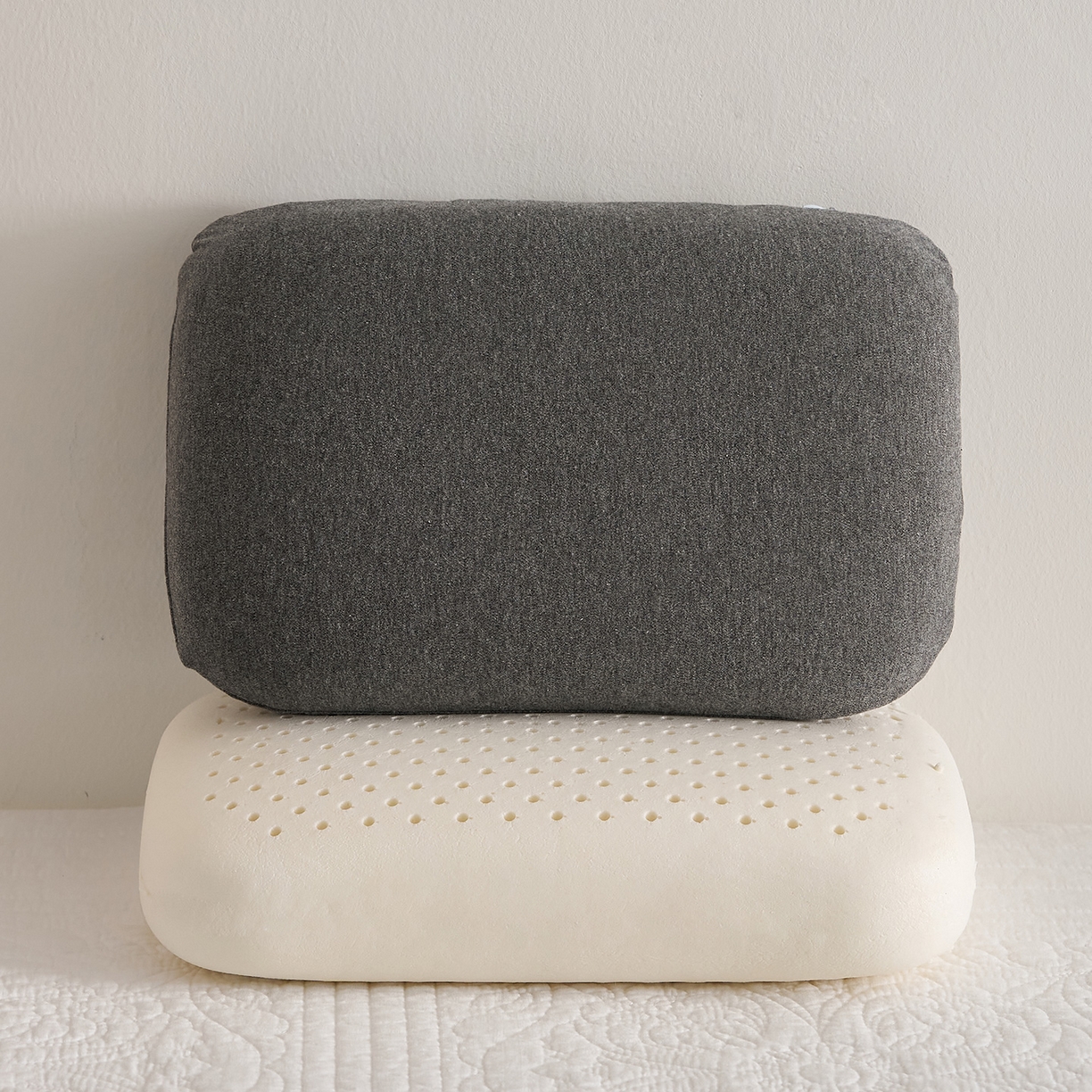 91家纺网 家纺一手货源 找家纺 鼎盛乳胶 2025新款彩棉乳胶小面包枕 彩棉深灰