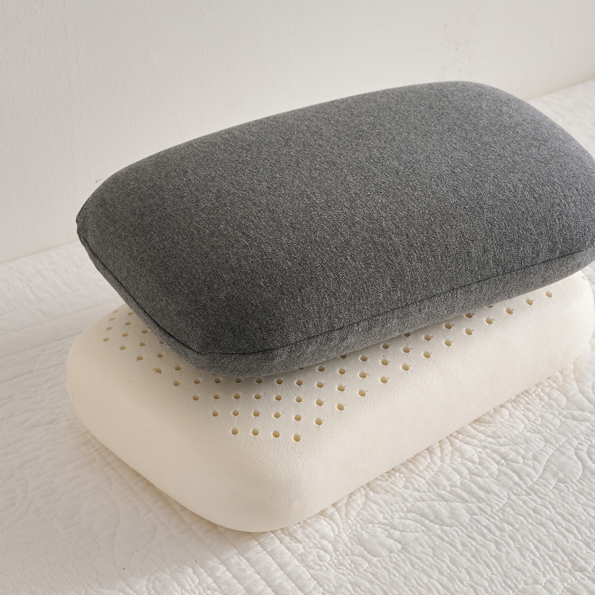 91家纺网 家纺一手货源 找家纺 鼎盛乳胶 2025新款彩棉乳胶小面包枕 彩棉深灰