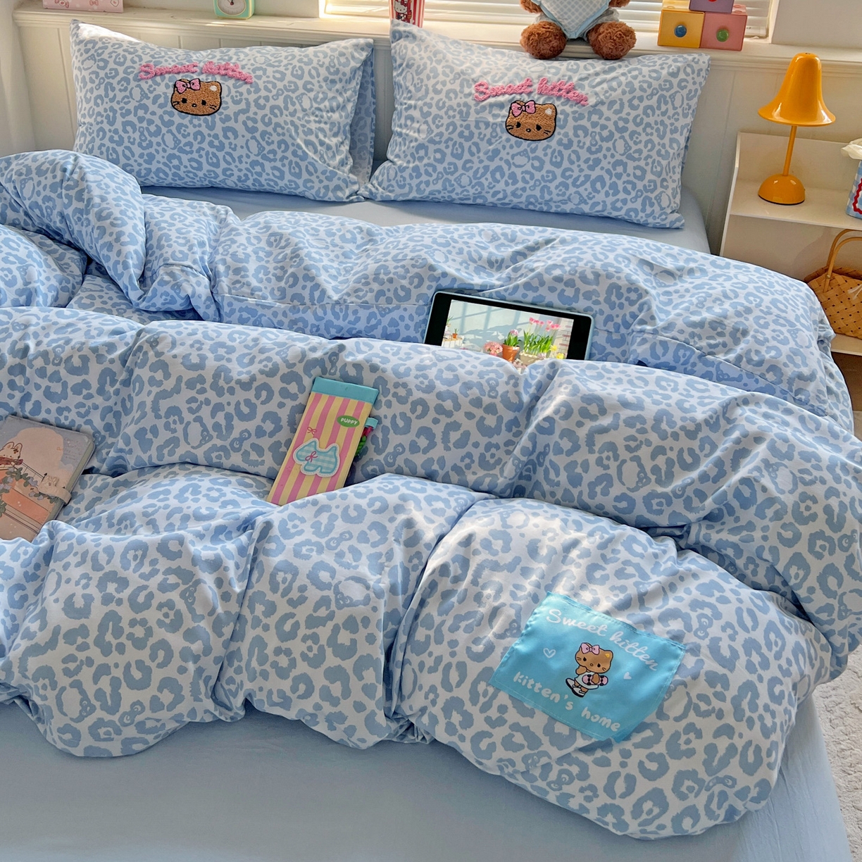 91家纺网 家纺一手货源 找家纺 童颜 2025新款超柔水洗双层纱豹纹贴布绣印花四件套 豹纹猫咪浅蓝