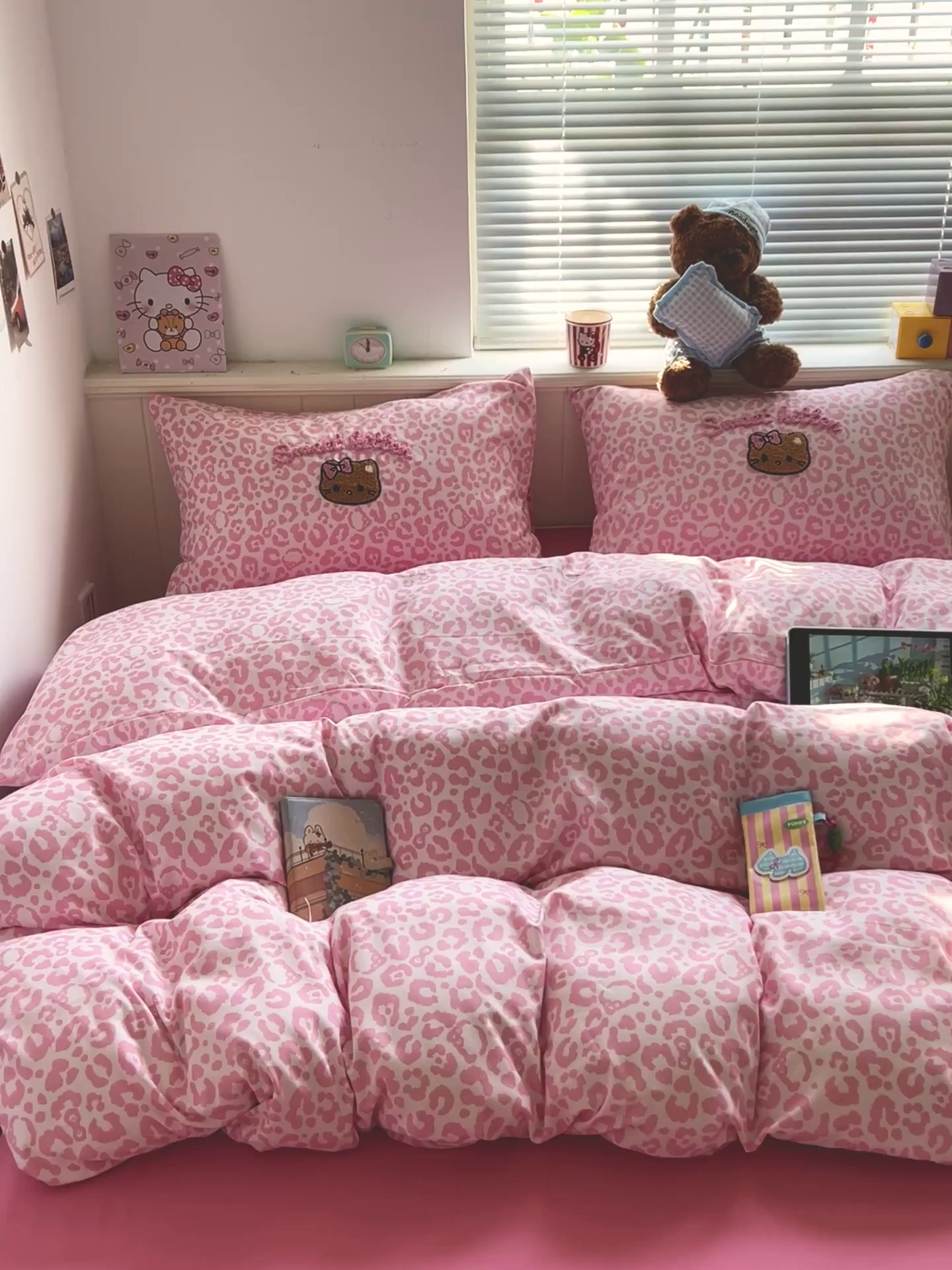 91家纺网 家纺一手货源 找家纺 童颜 2025新款超柔水洗双层纱豹纹贴布绣印花四件套 豹纹猫咪粉+玫红