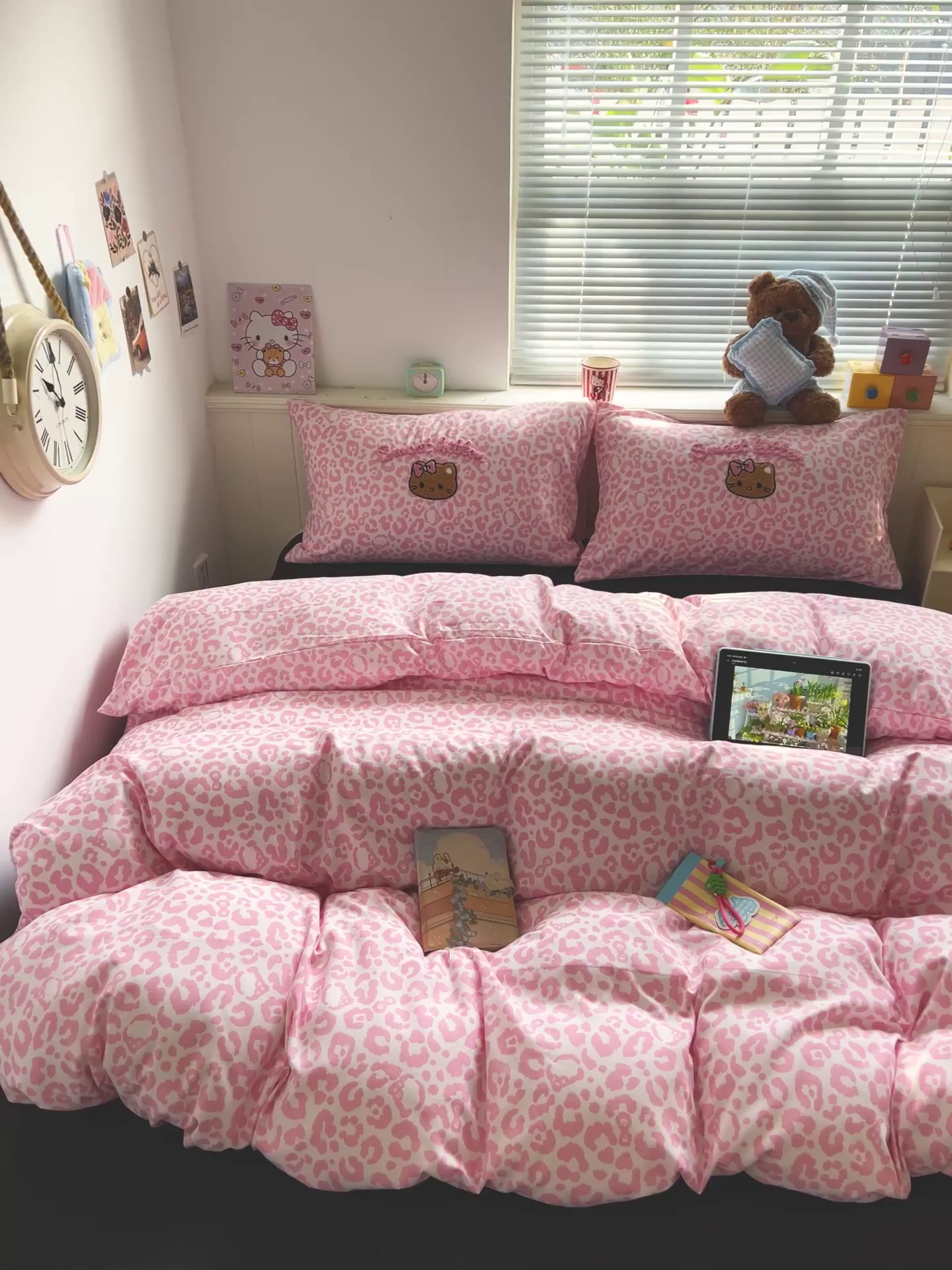 91家纺网 家纺一手货源 找家纺 童颜 2025新款超柔水洗双层纱豹纹贴布绣印花四件套 豹纹猫咪粉+酷黑